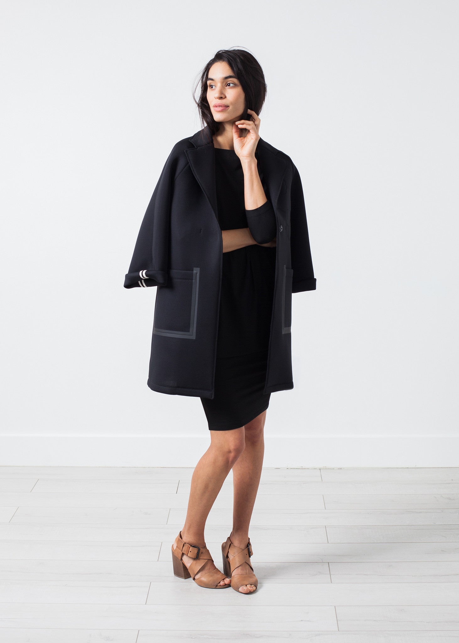 فستان بفتحة رقبة على شكل قارب