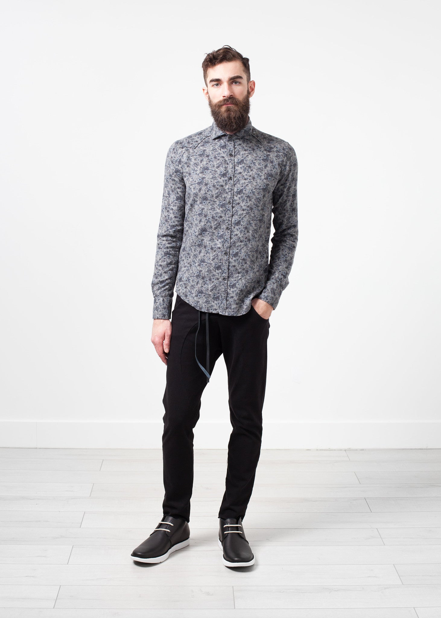 قميص غرب أركنساس بأزرار باللون الرمادي والزهور