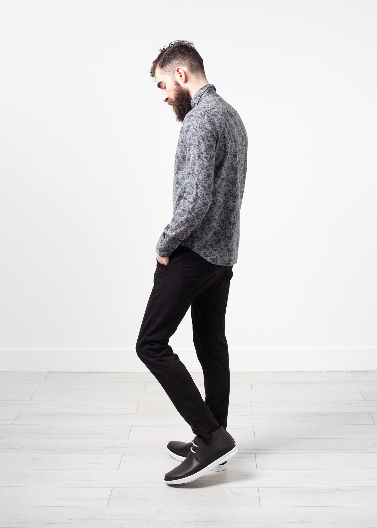 قميص غرب أركنساس بأزرار باللون الرمادي والزهور