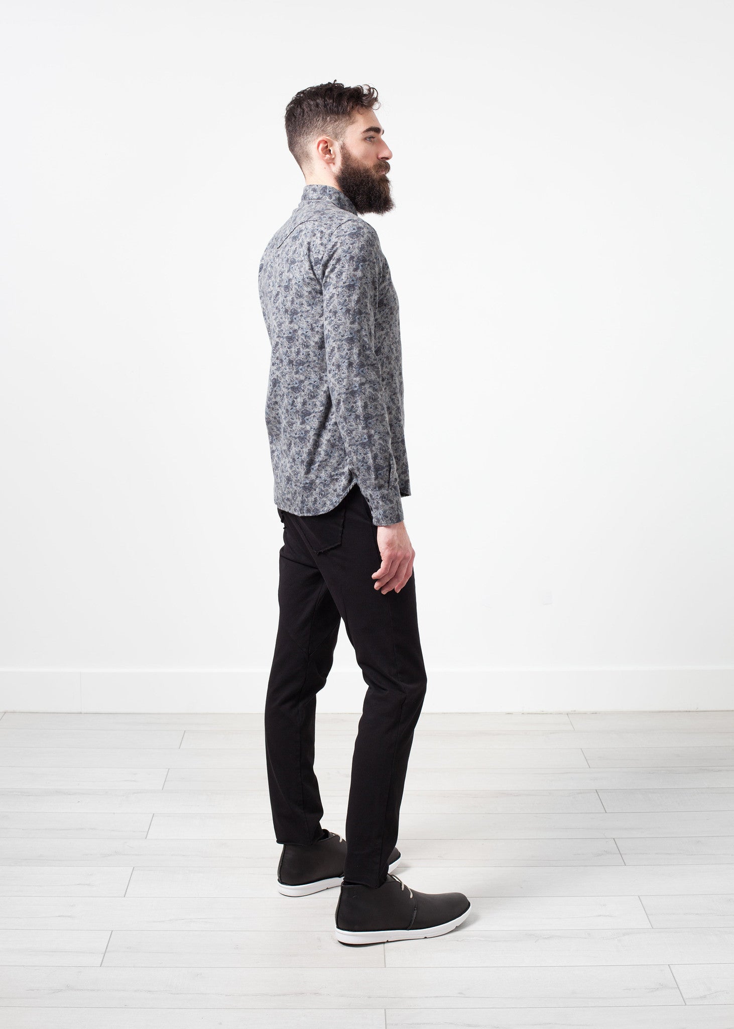 قميص غرب أركنساس بأزرار باللون الرمادي والزهور