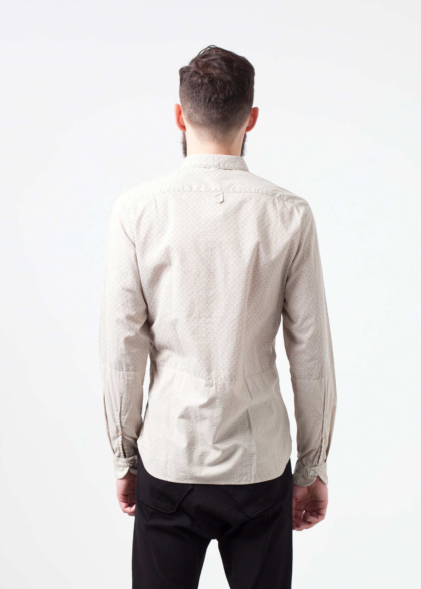 قميص بأزرار منقوش باللون البيج