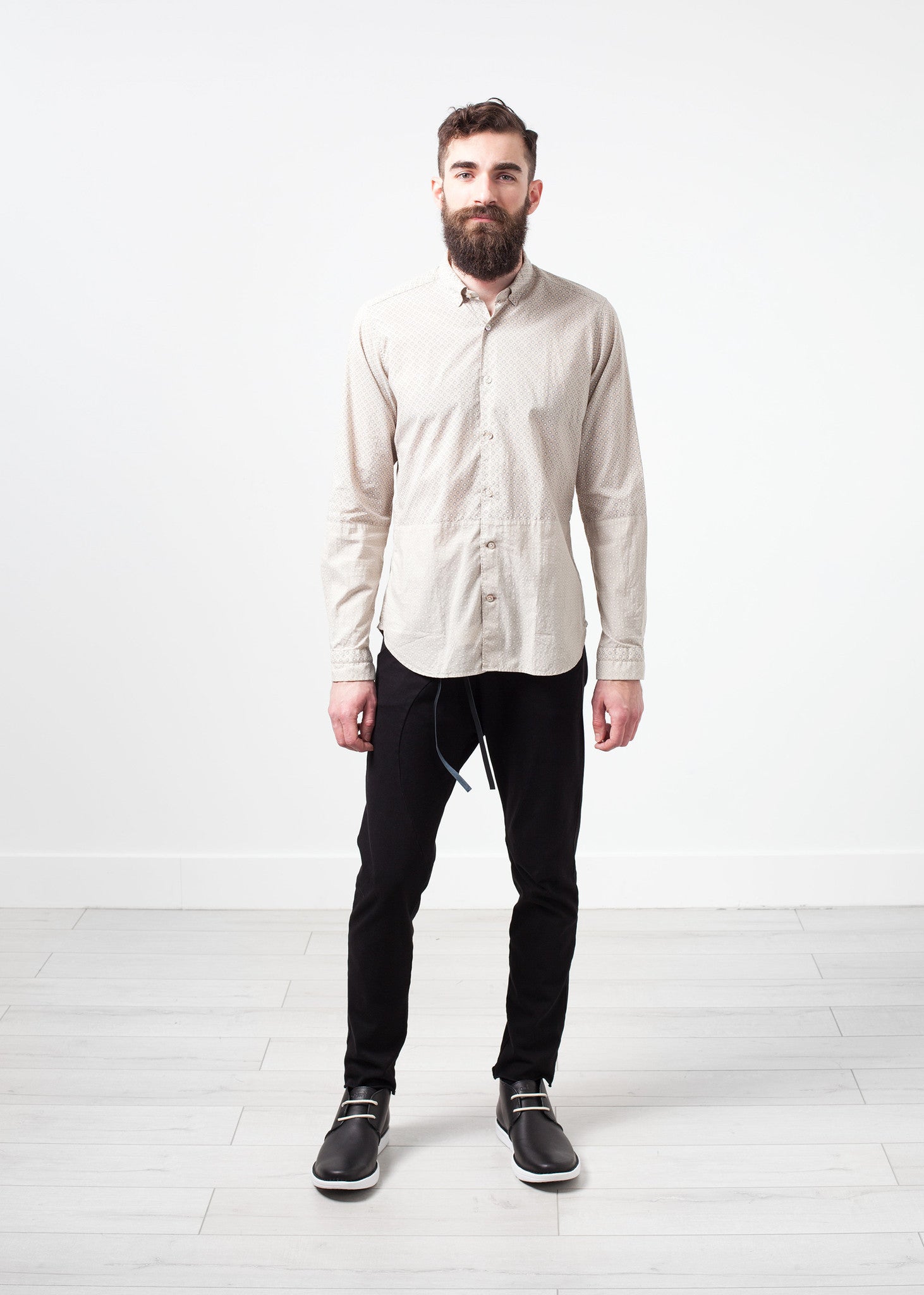 قميص بأزرار منقوش باللون البيج