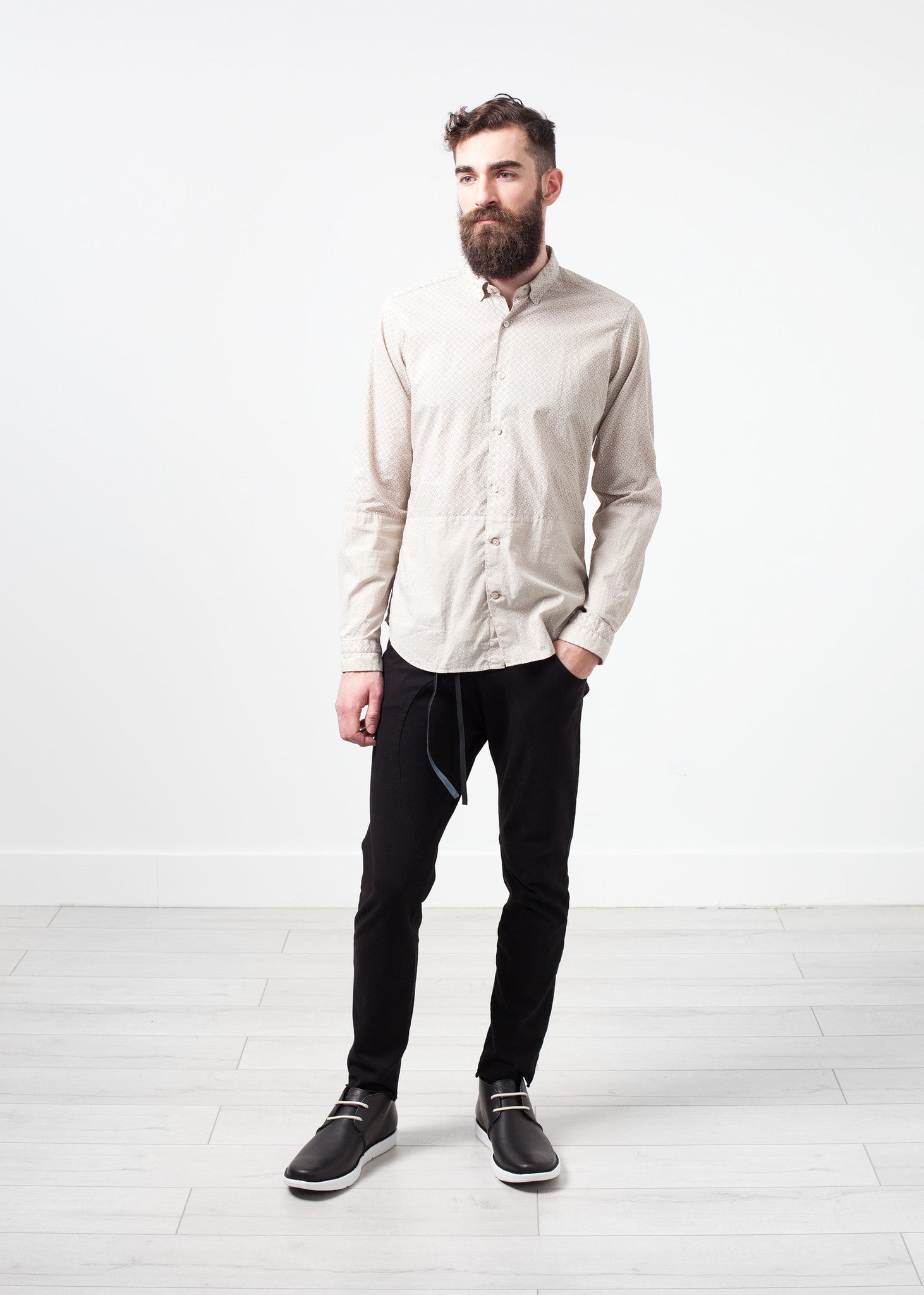 قميص بأزرار منقوش باللون البيج