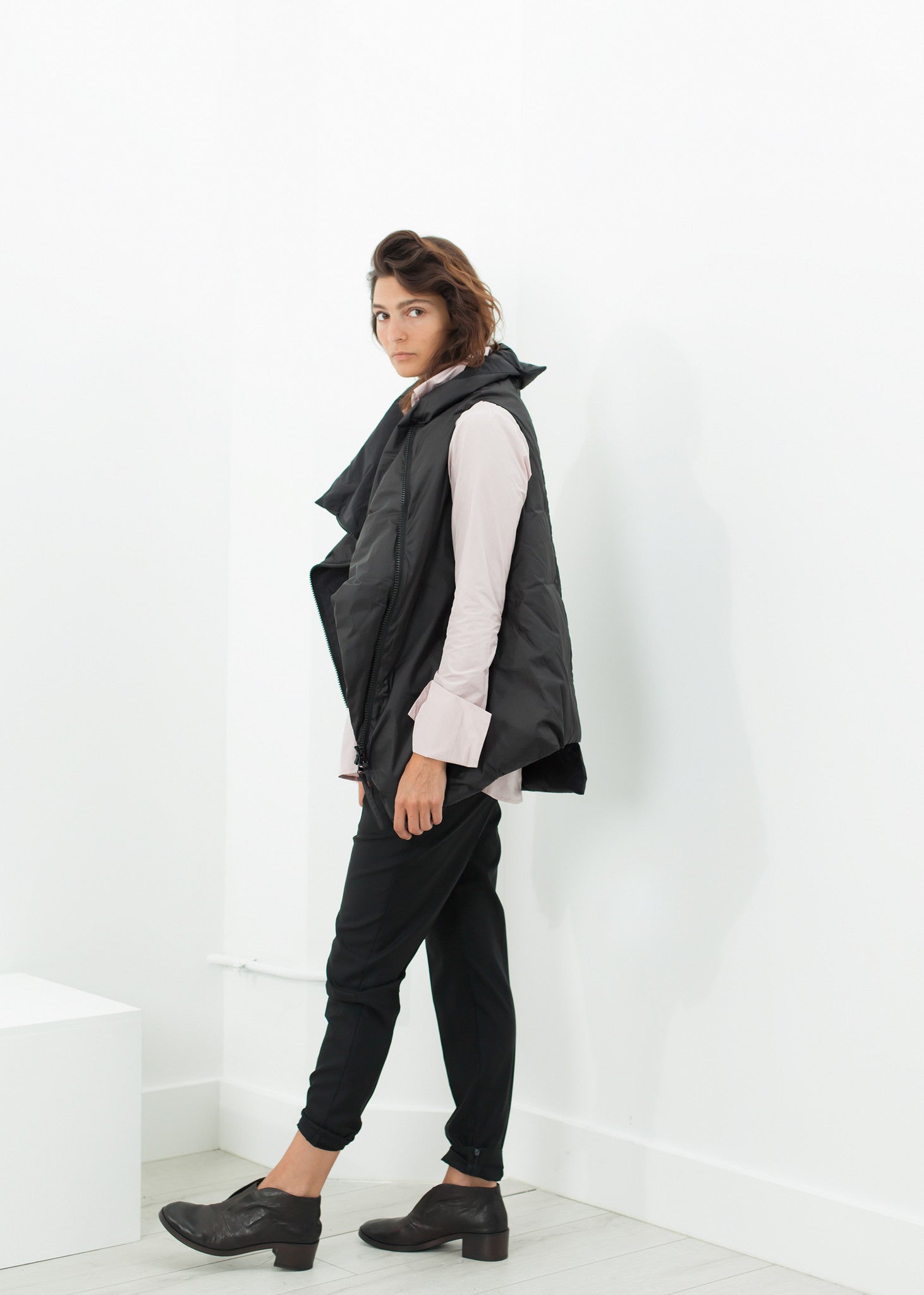 بلوزة ذات ياقة مدببة باللون الوردي