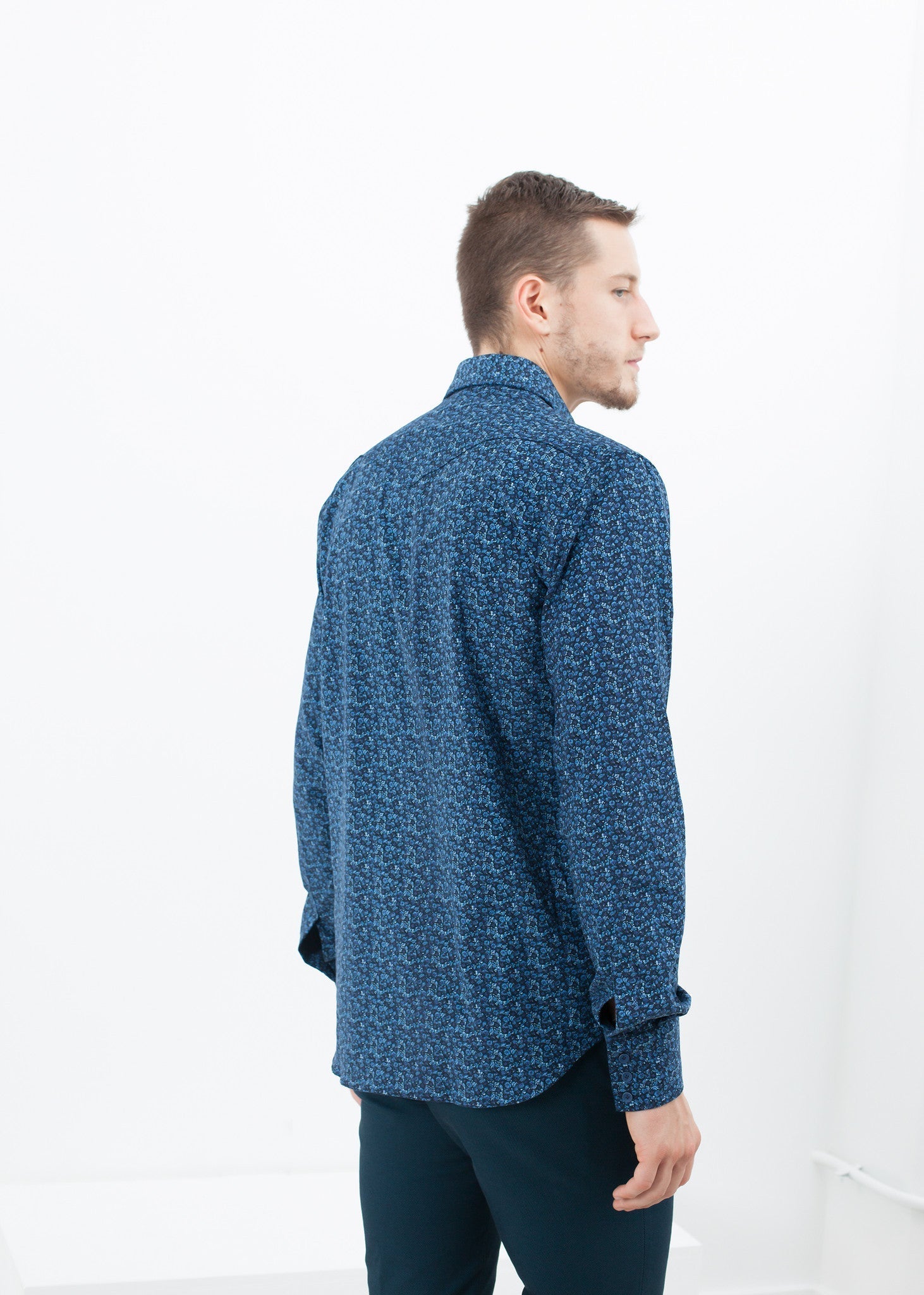 قميص غرب أركنساس بأزرار باللون الأزرق الزهري