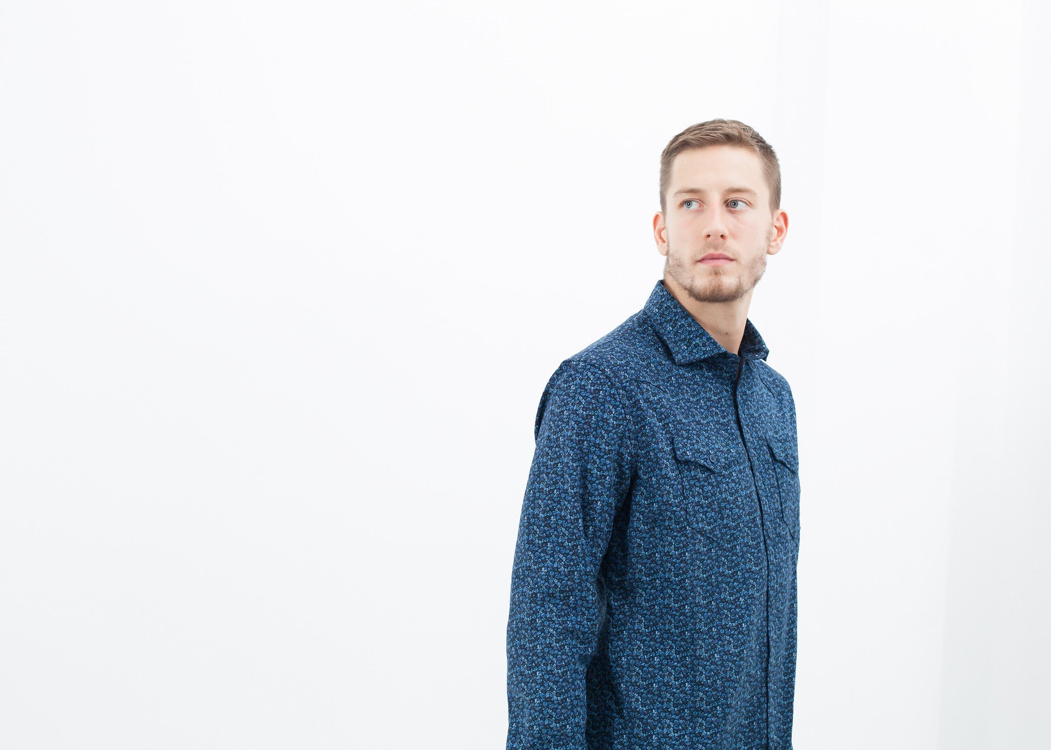 قميص غرب أركنساس بأزرار باللون الأزرق الزهري