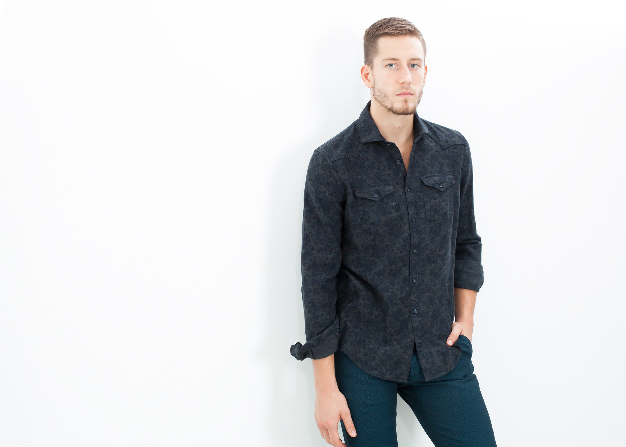 قميص من غرب أركنساس بأزرار من Dark Hash Floral