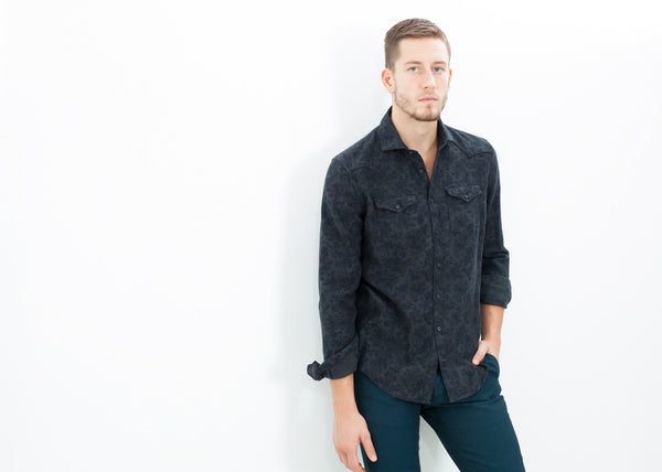 قميص من غرب أركنساس بأزرار من Dark Hash Floral