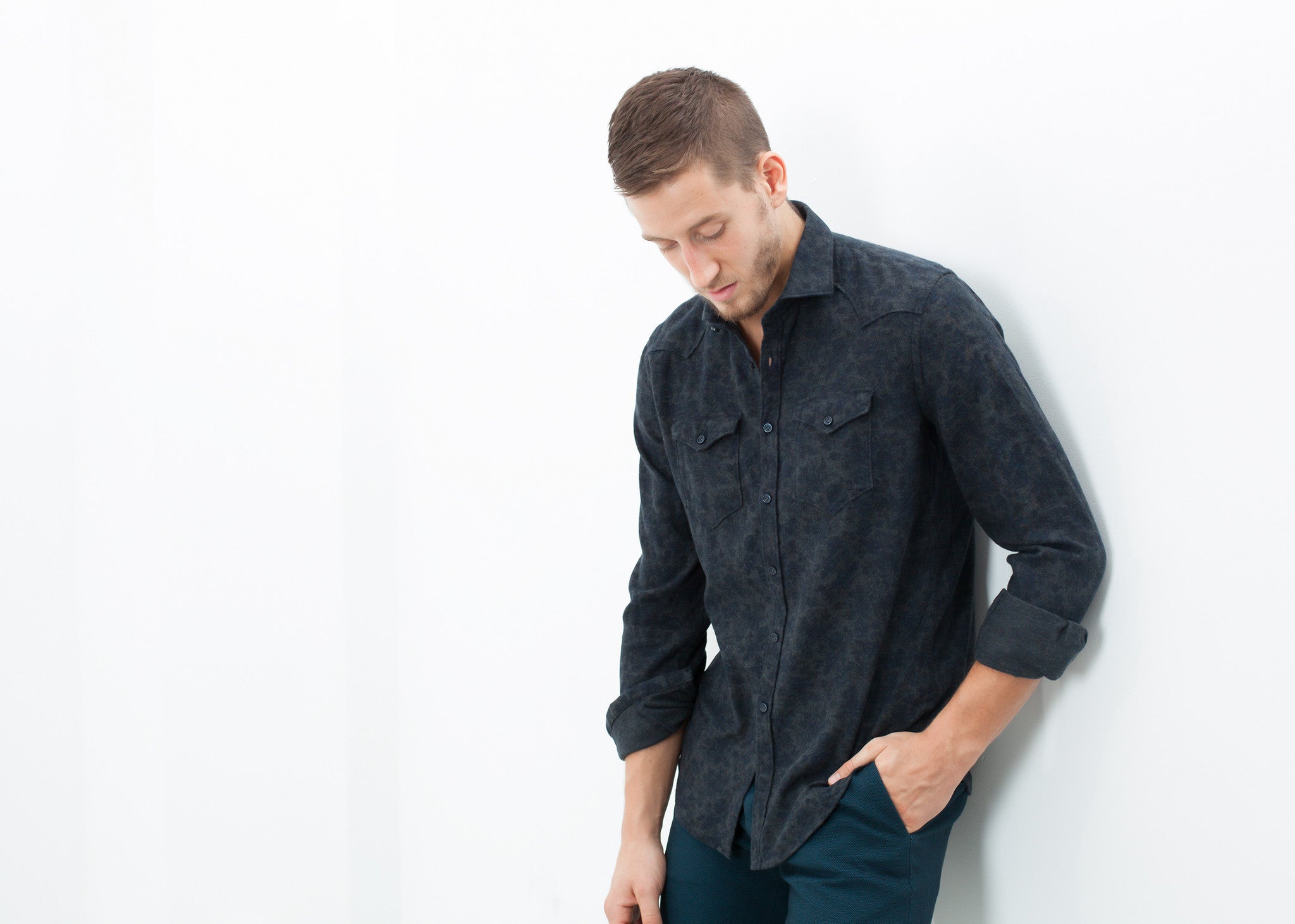 قميص من غرب أركنساس بأزرار من Dark Hash Floral