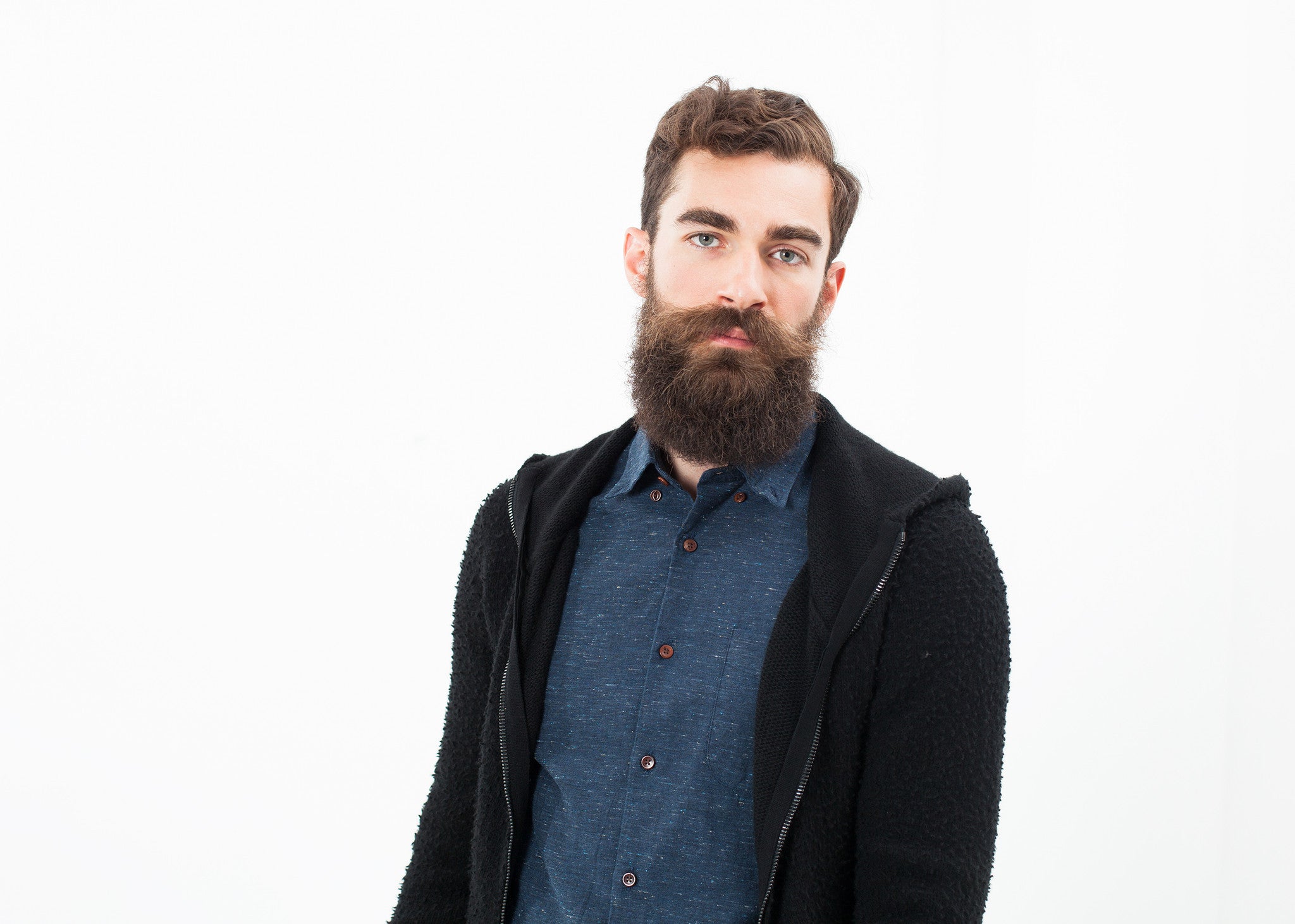 سترة بسحاب من الأمام باللون الأسود