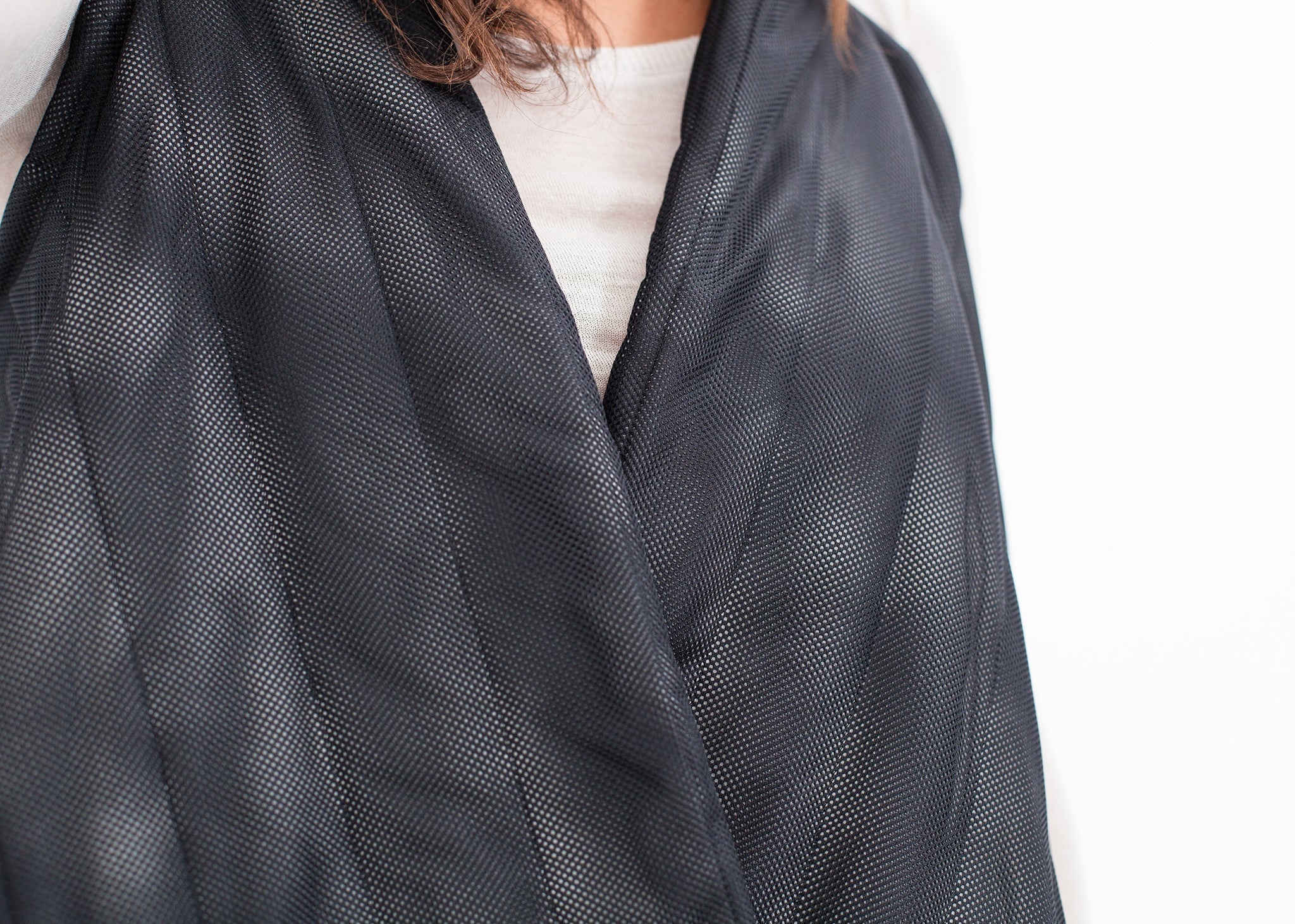 سترة شبكية مبطنة باللونين الأسود والأبيض