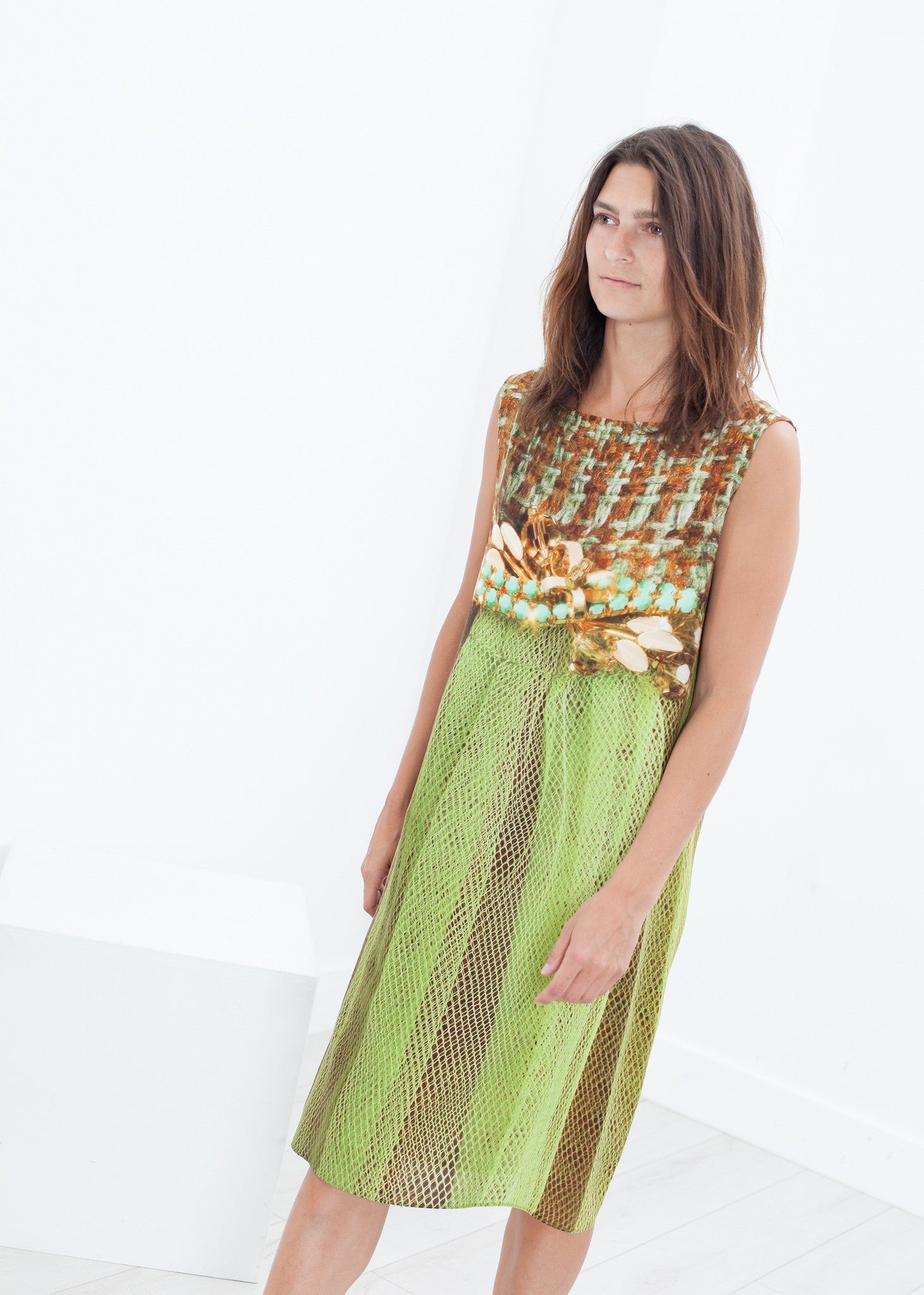 فستان حريري من التويد والشبك