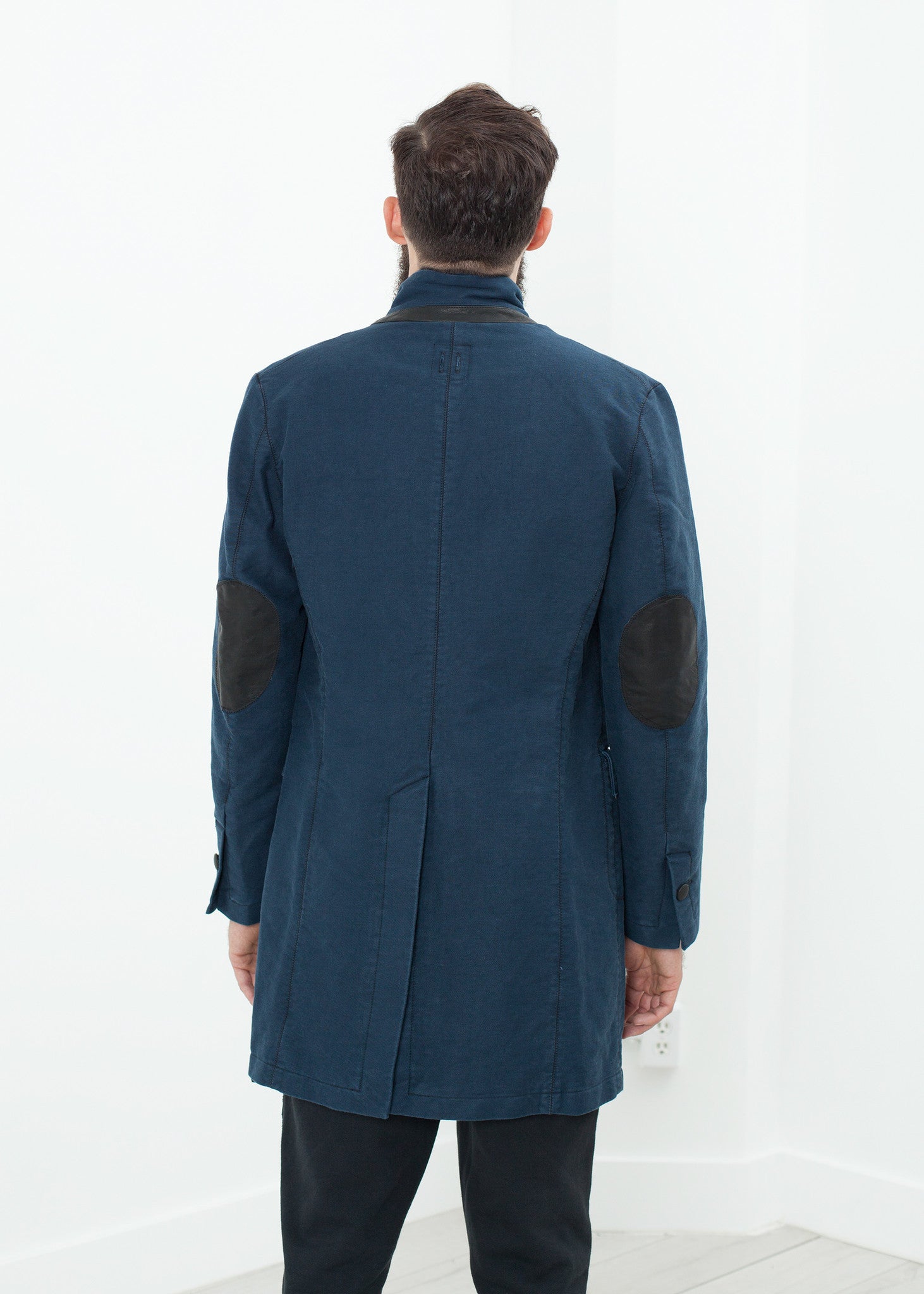 معطف متعرج في المساء