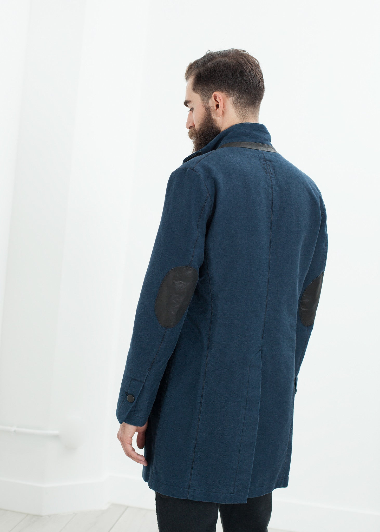 معطف متعرج في المساء