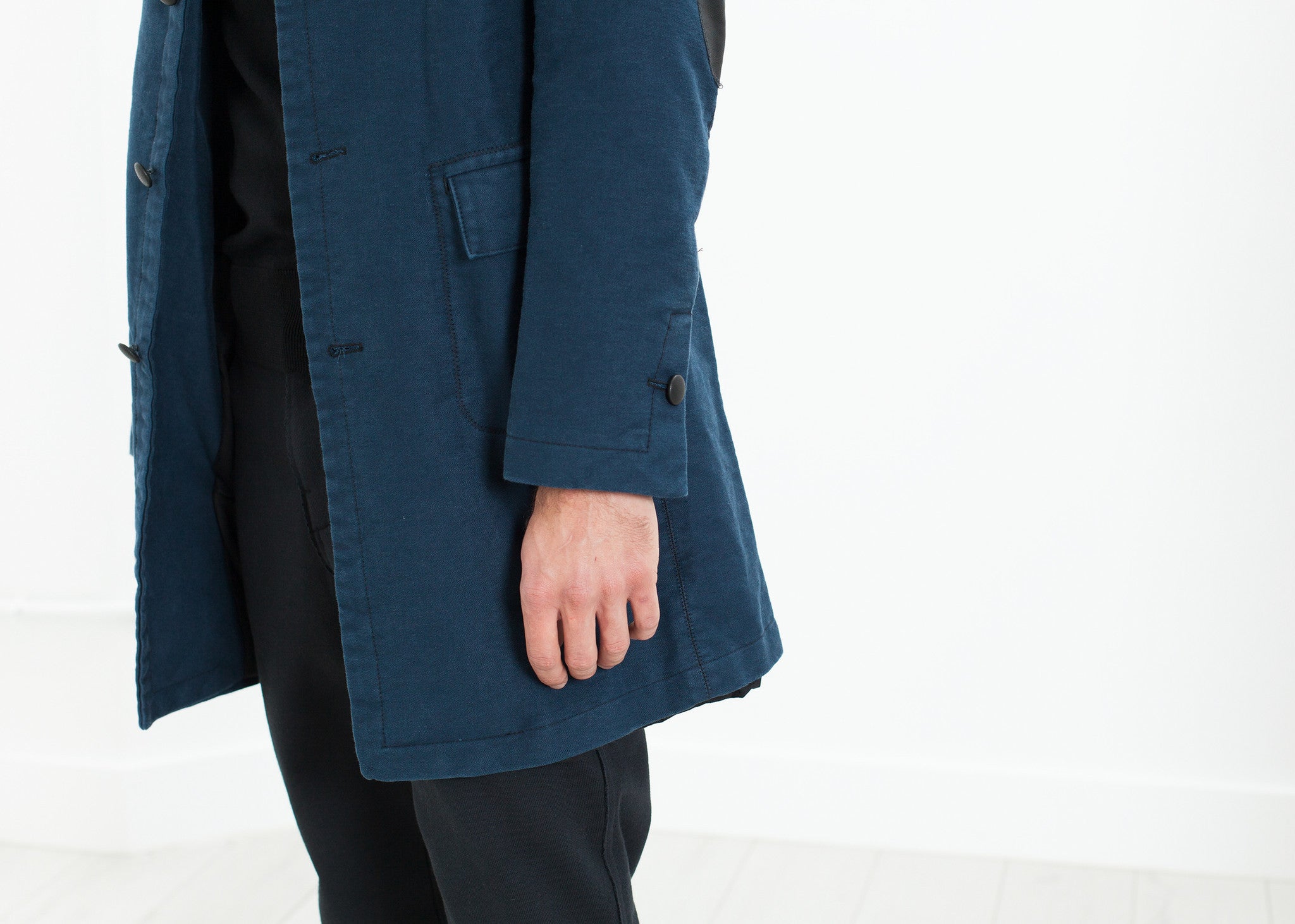 معطف متعرج في المساء