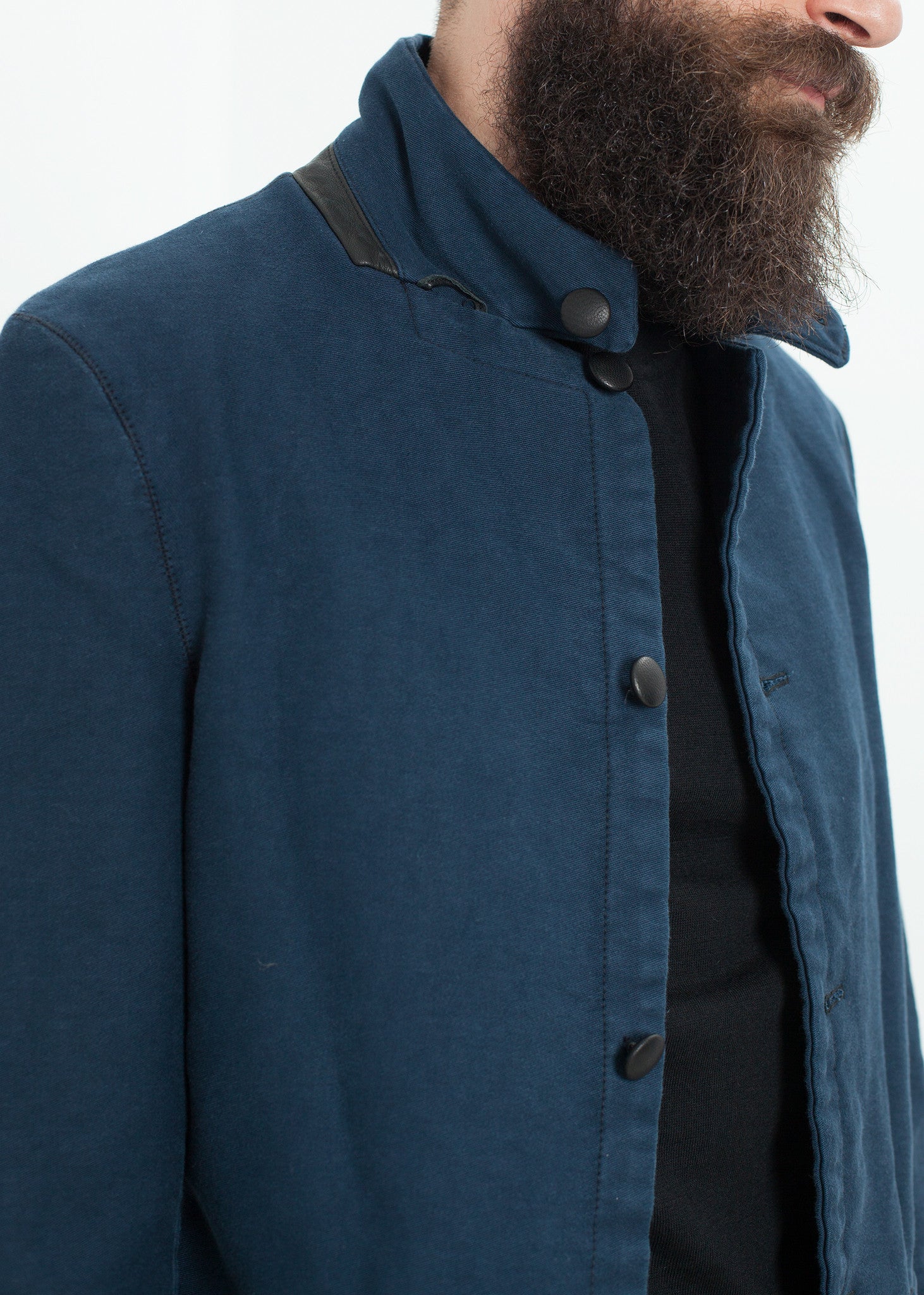 معطف متعرج في المساء