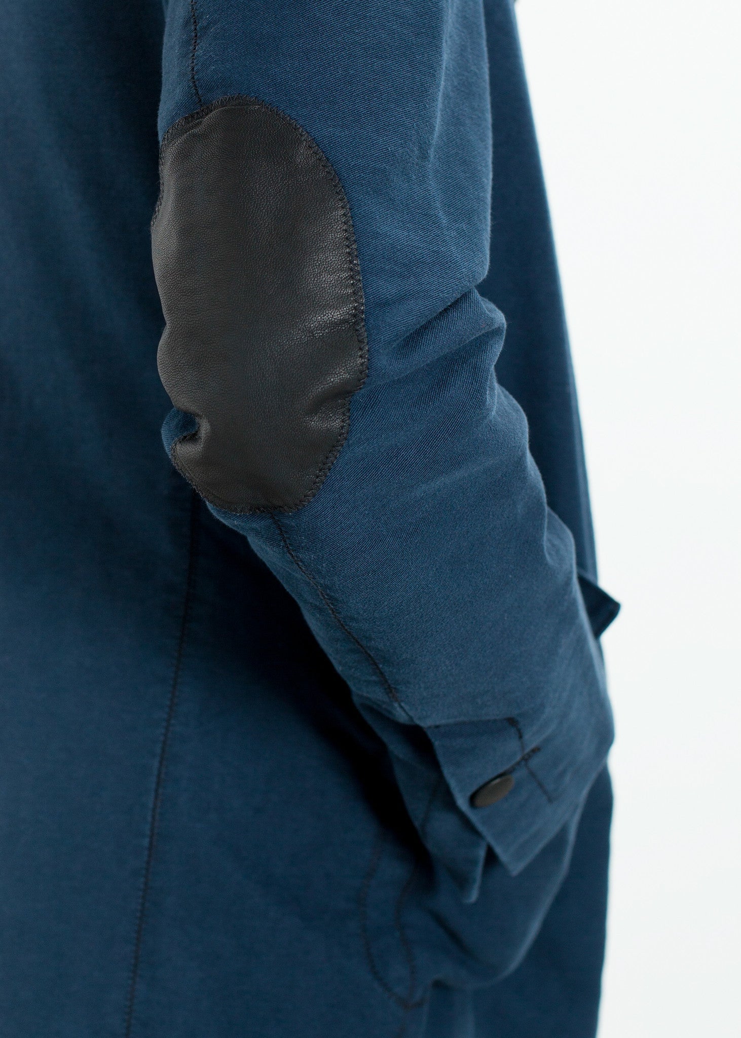 معطف متعرج في المساء