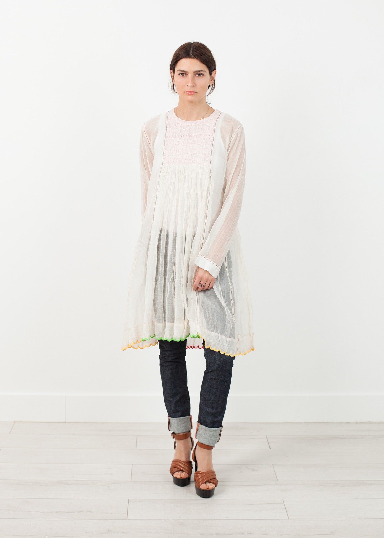 فستان وردي باللون الأبيض