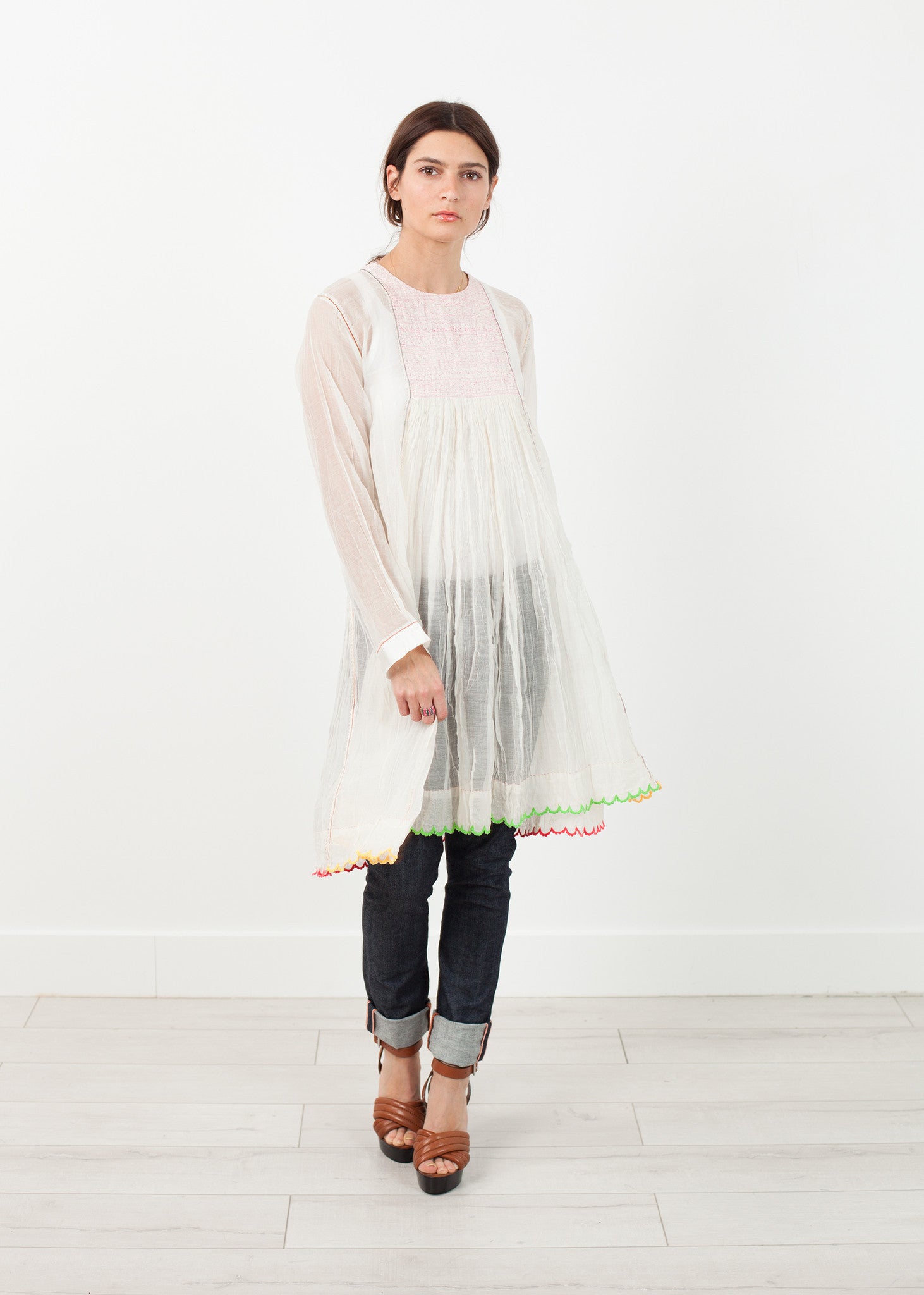 فستان وردي باللون الأبيض