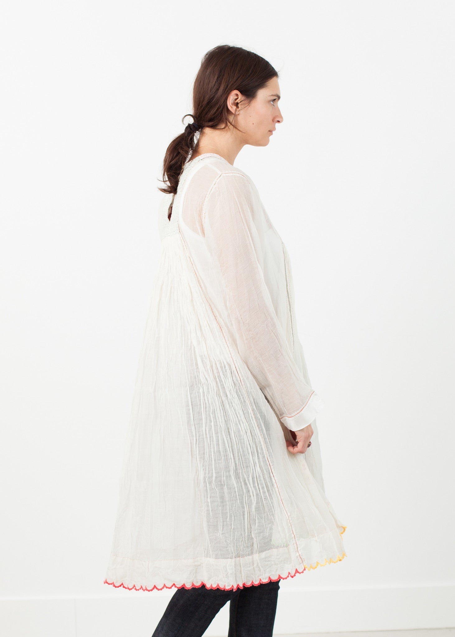 فستان وردي باللون الأبيض