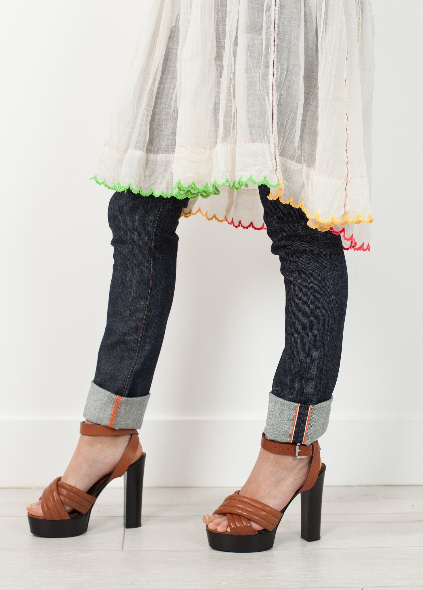 فستان وردي باللون الأبيض