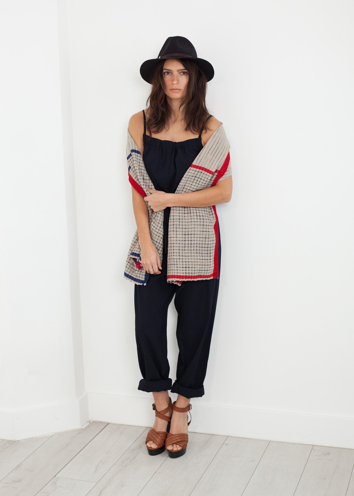 جمبسوت بدون أكمام باللون الأزرق الداكن