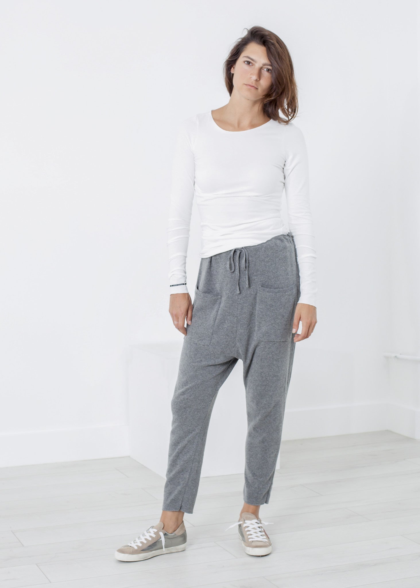 تي شيرت مطاطي باللون الحليبي