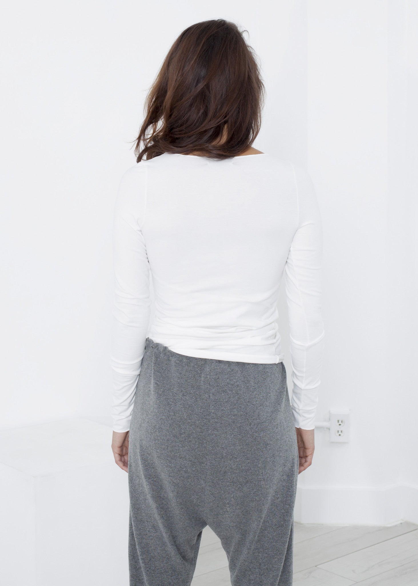 تي شيرت مطاطي باللون الحليبي