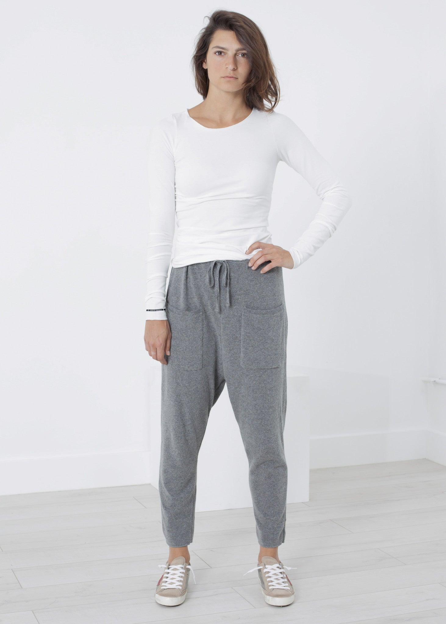 تي شيرت مطاطي باللون الحليبي