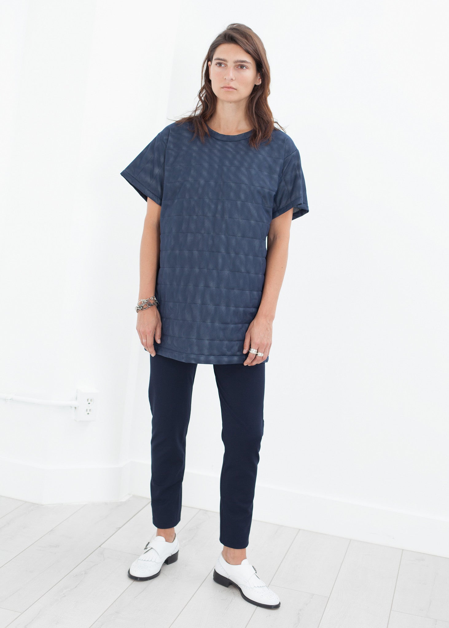 فستان قصير من القماش الشبكي المبطن باللون الأزرق الداكن