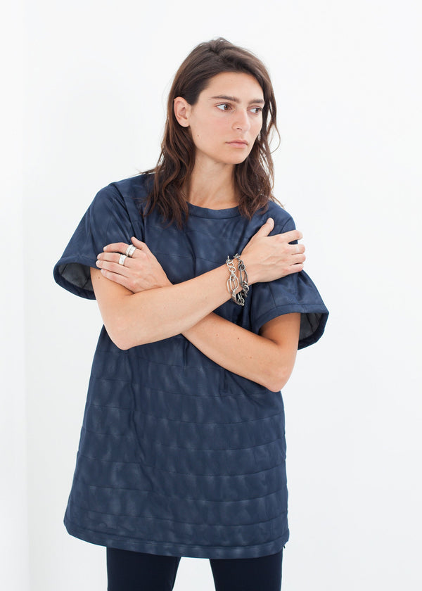 فستان قصير من القماش الشبكي المبطن باللون الأزرق الداكن