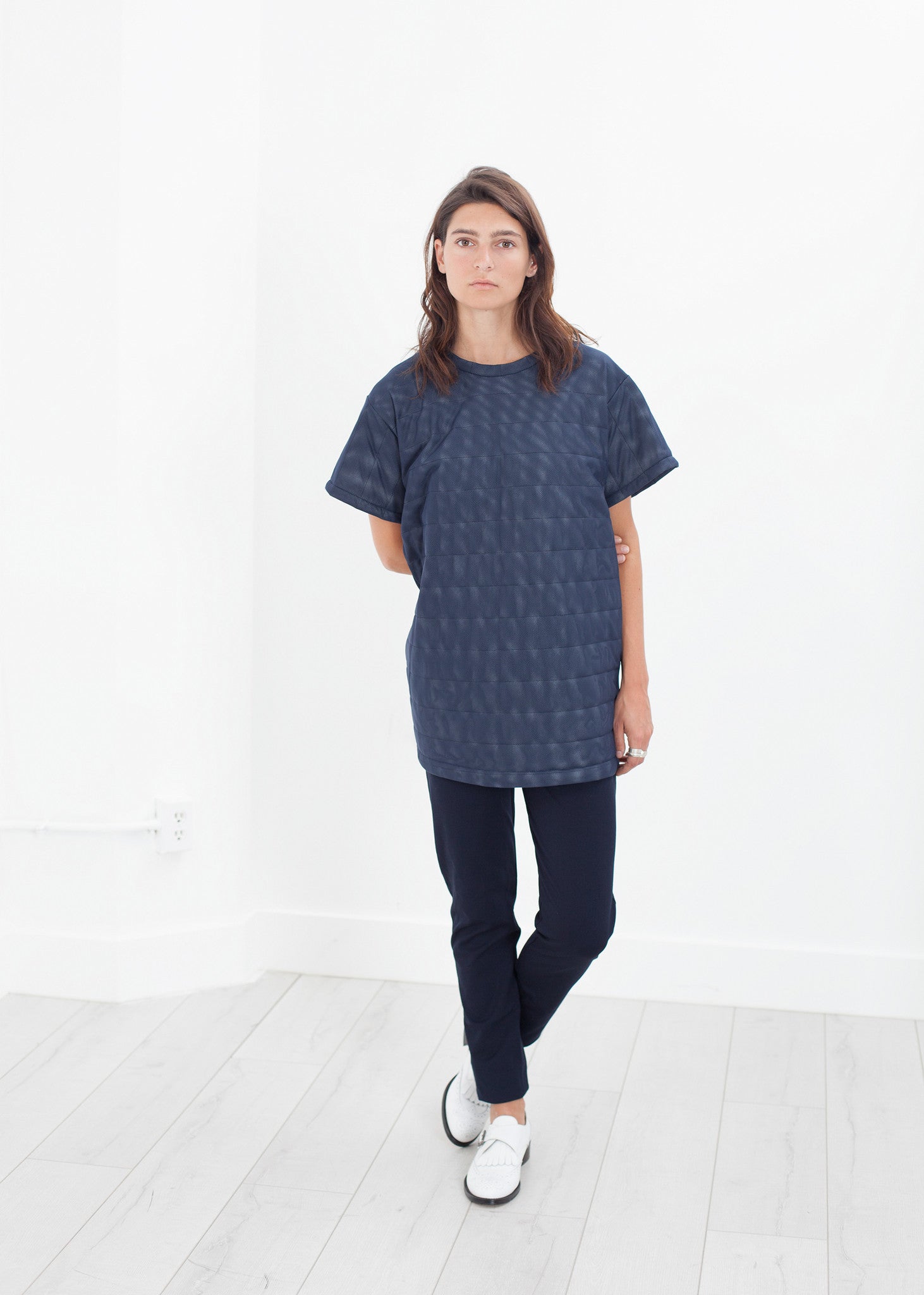 فستان قصير من القماش الشبكي المبطن باللون الأزرق الداكن