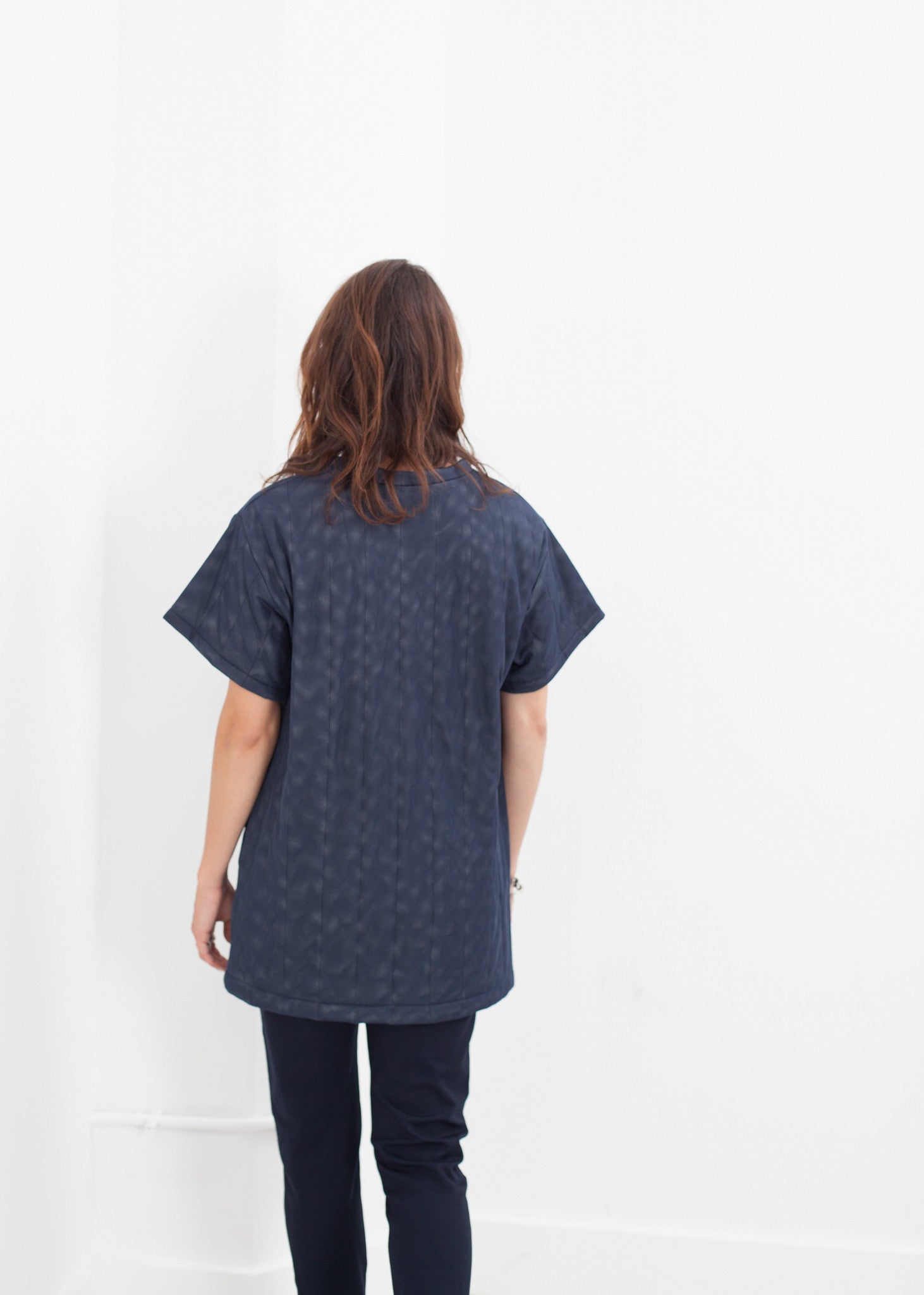 فستان قصير من القماش الشبكي المبطن باللون الأزرق الداكن