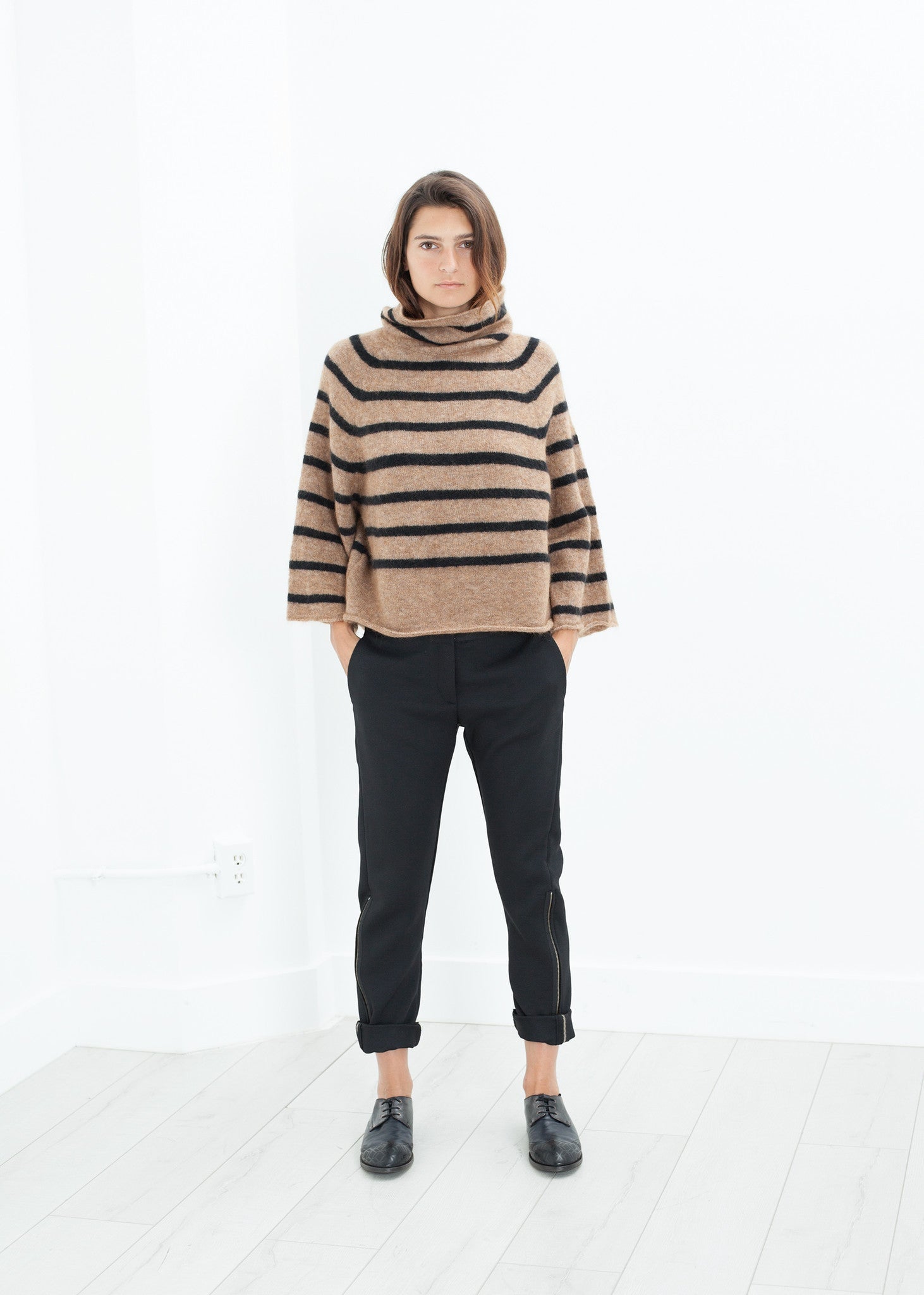 بنطال ضيق بسحاب جانبي باللون الأسود