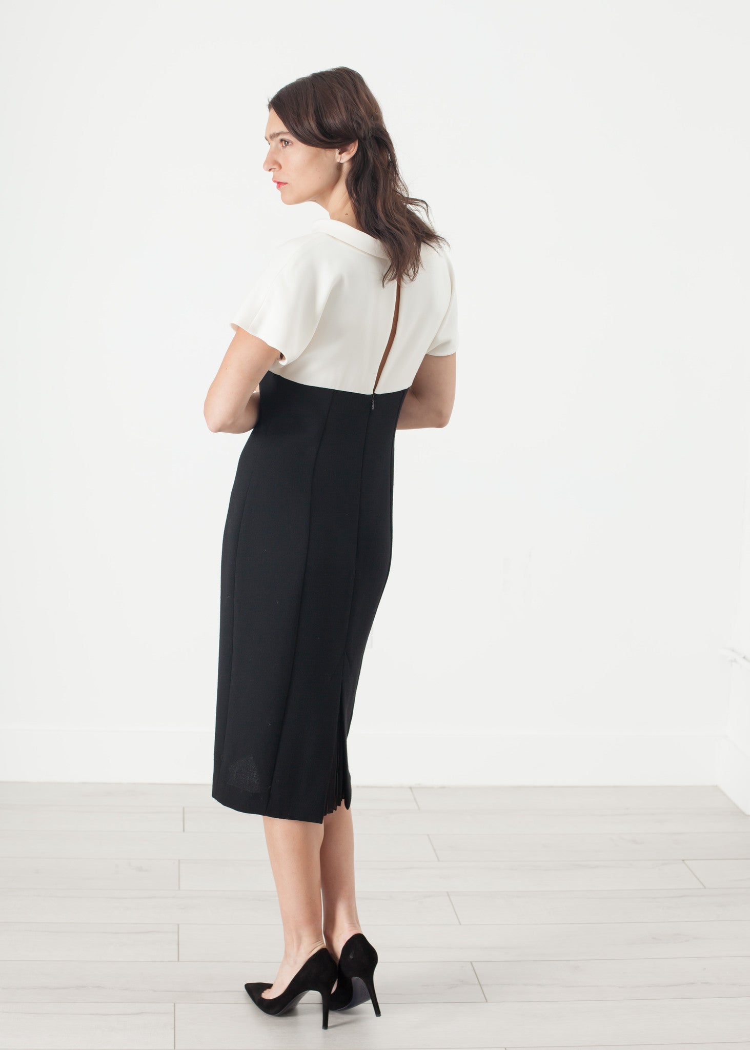 فستان مرصع باللؤلؤ باللون الكريمي/الأسود