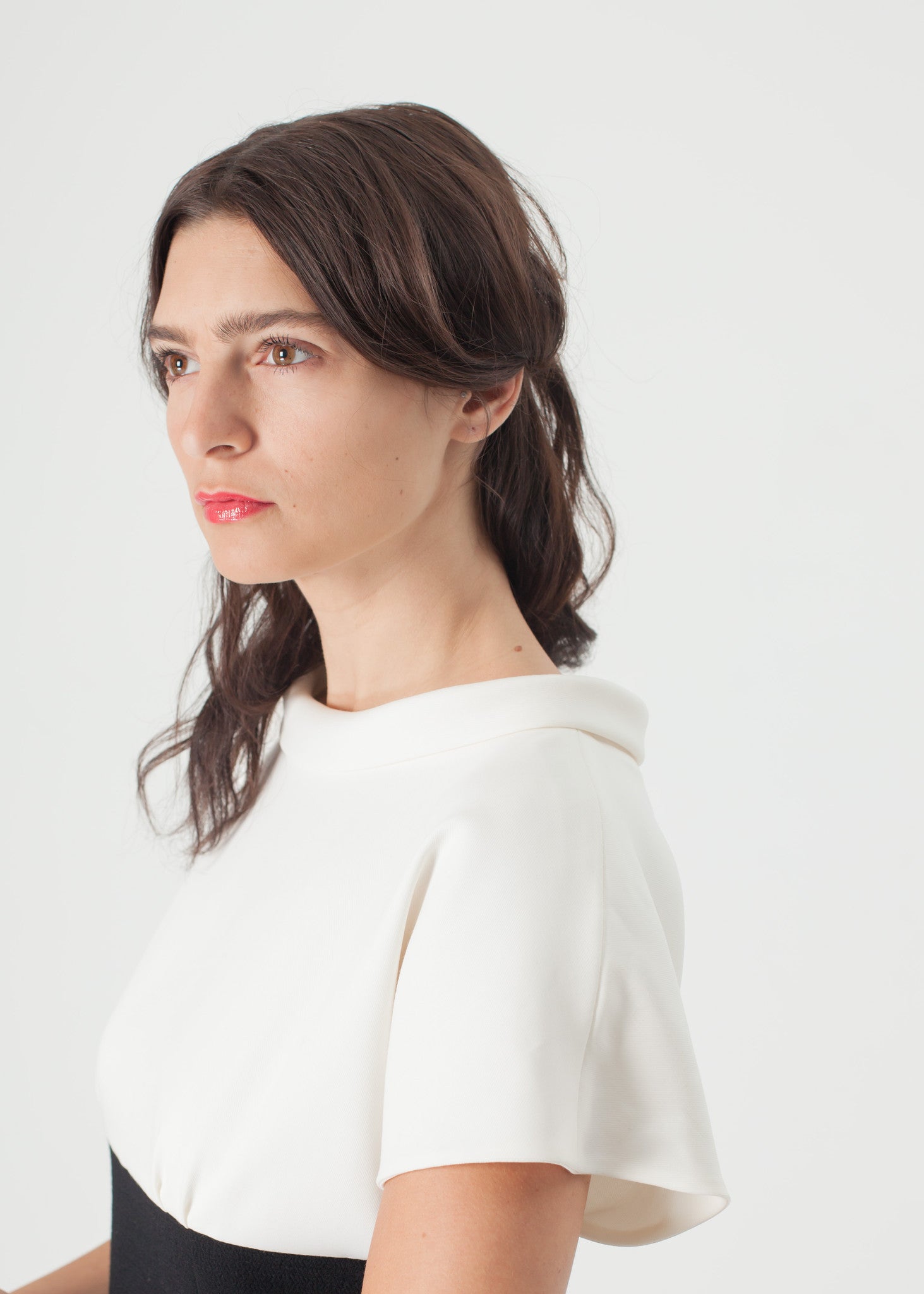 فستان مرصع باللؤلؤ باللون الكريمي/الأسود