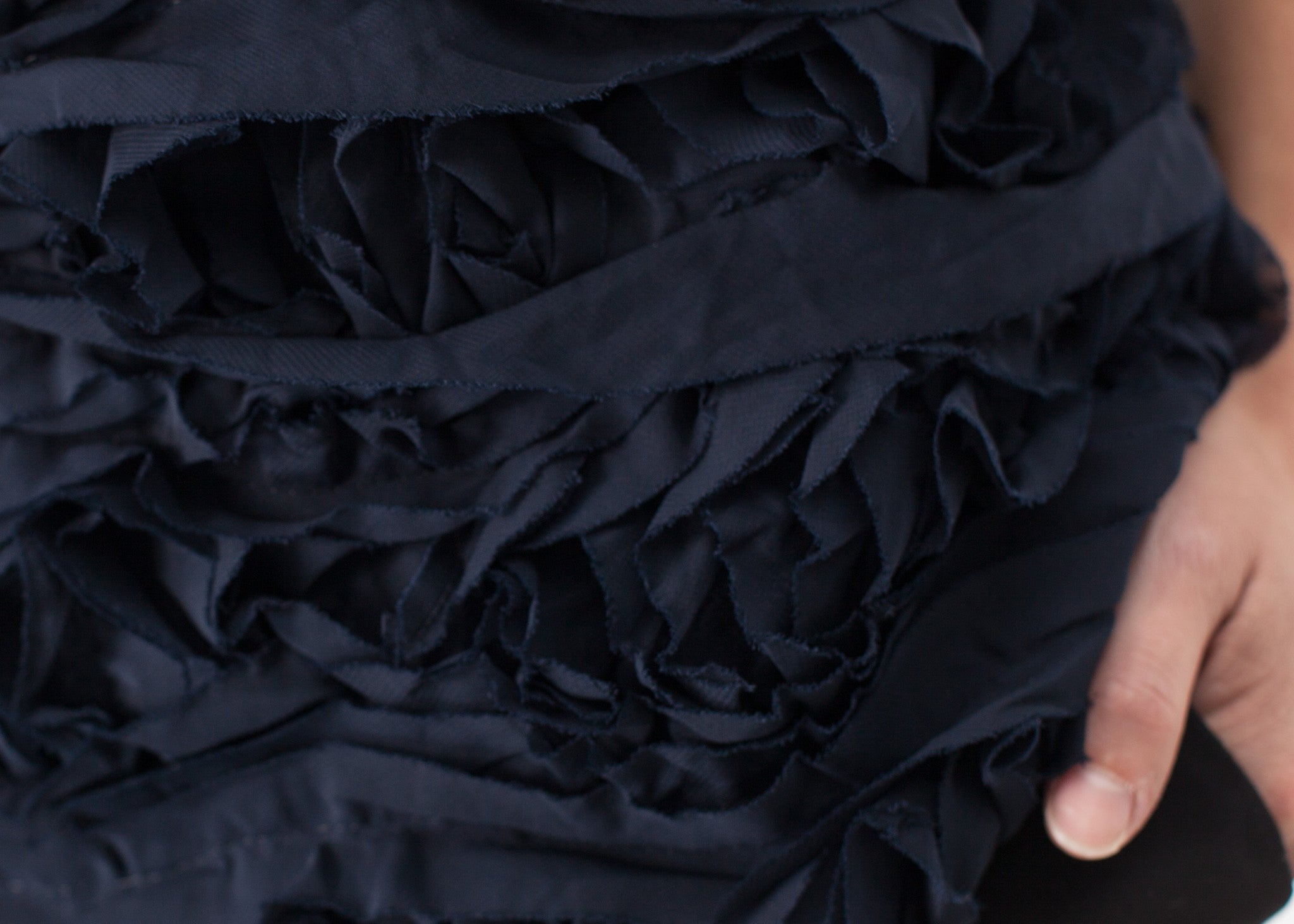 بلوزة بدون أكمام مكشكشة باللون الأزرق الداكن