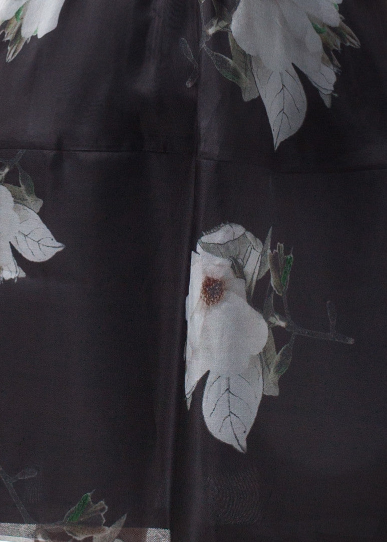 تنورة قصيرة من الحرير