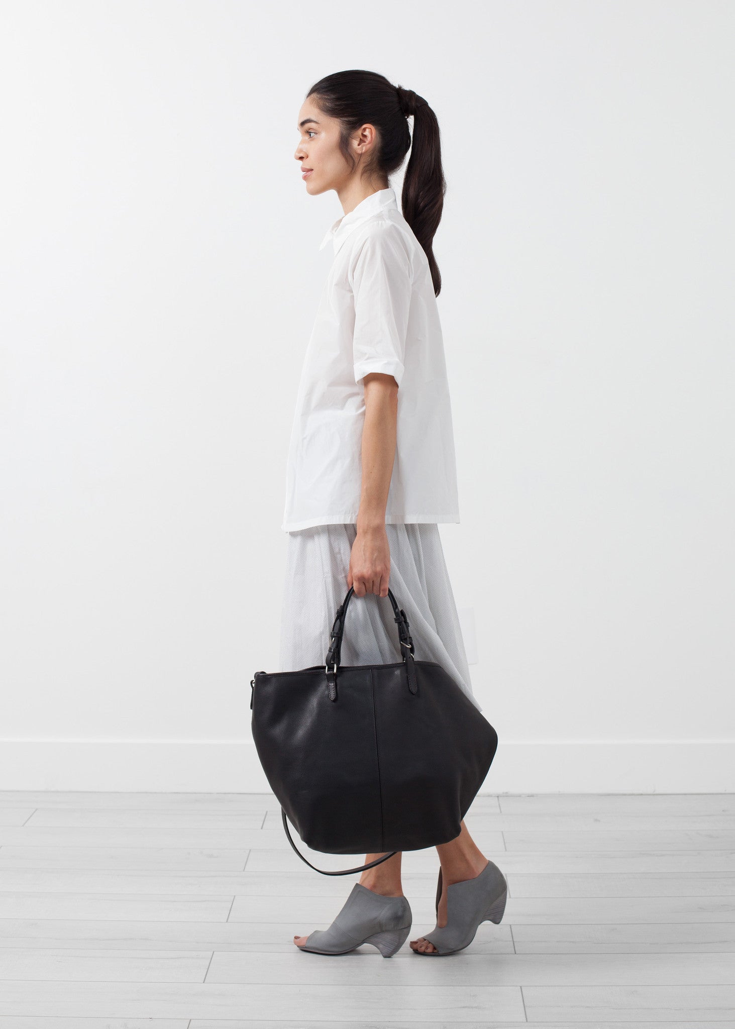 قميص بأكمام قصيرة وأزرار