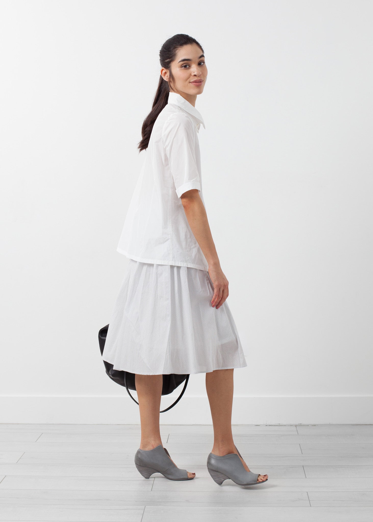 قميص بأكمام قصيرة وأزرار