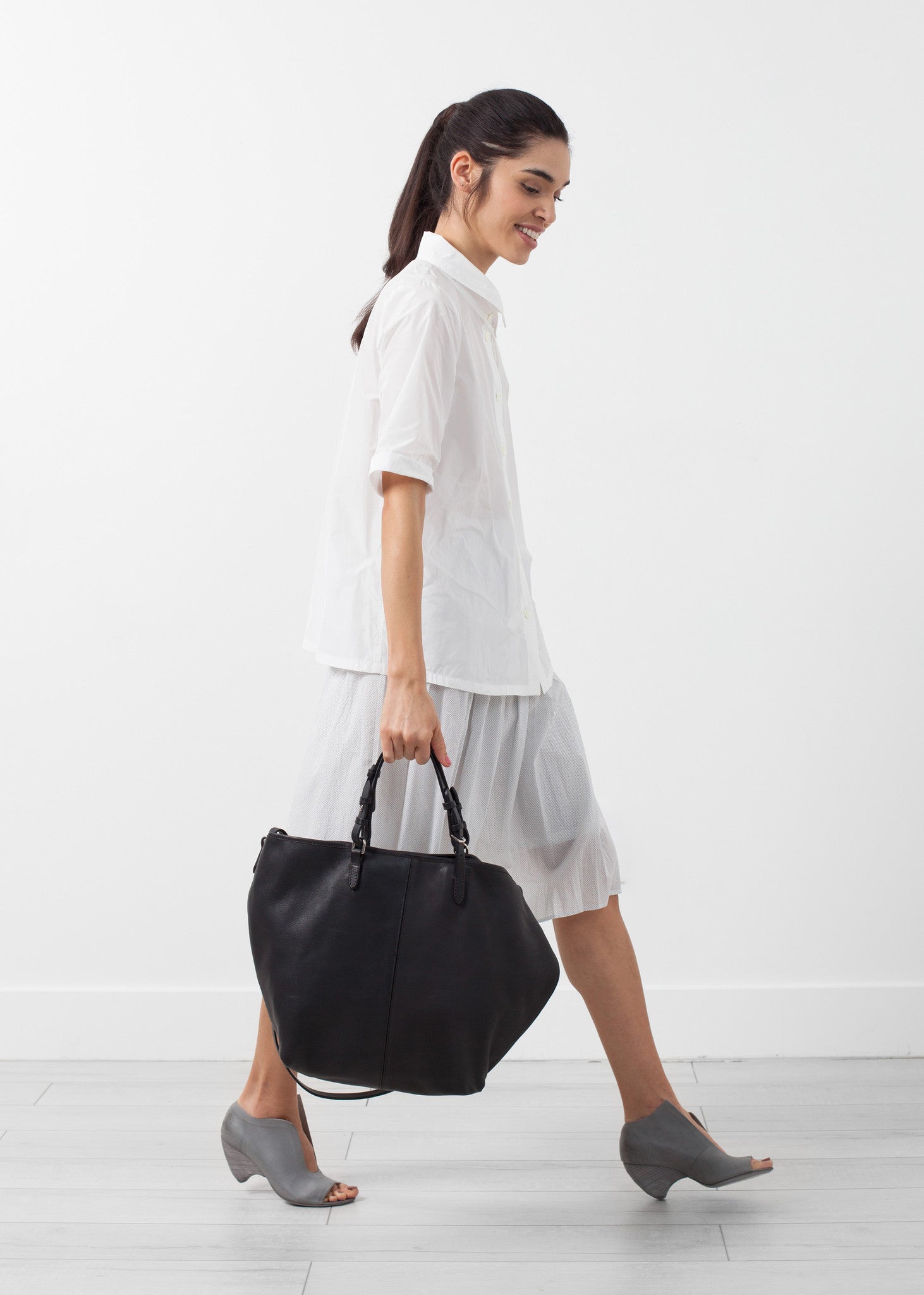 قميص بأكمام قصيرة وأزرار