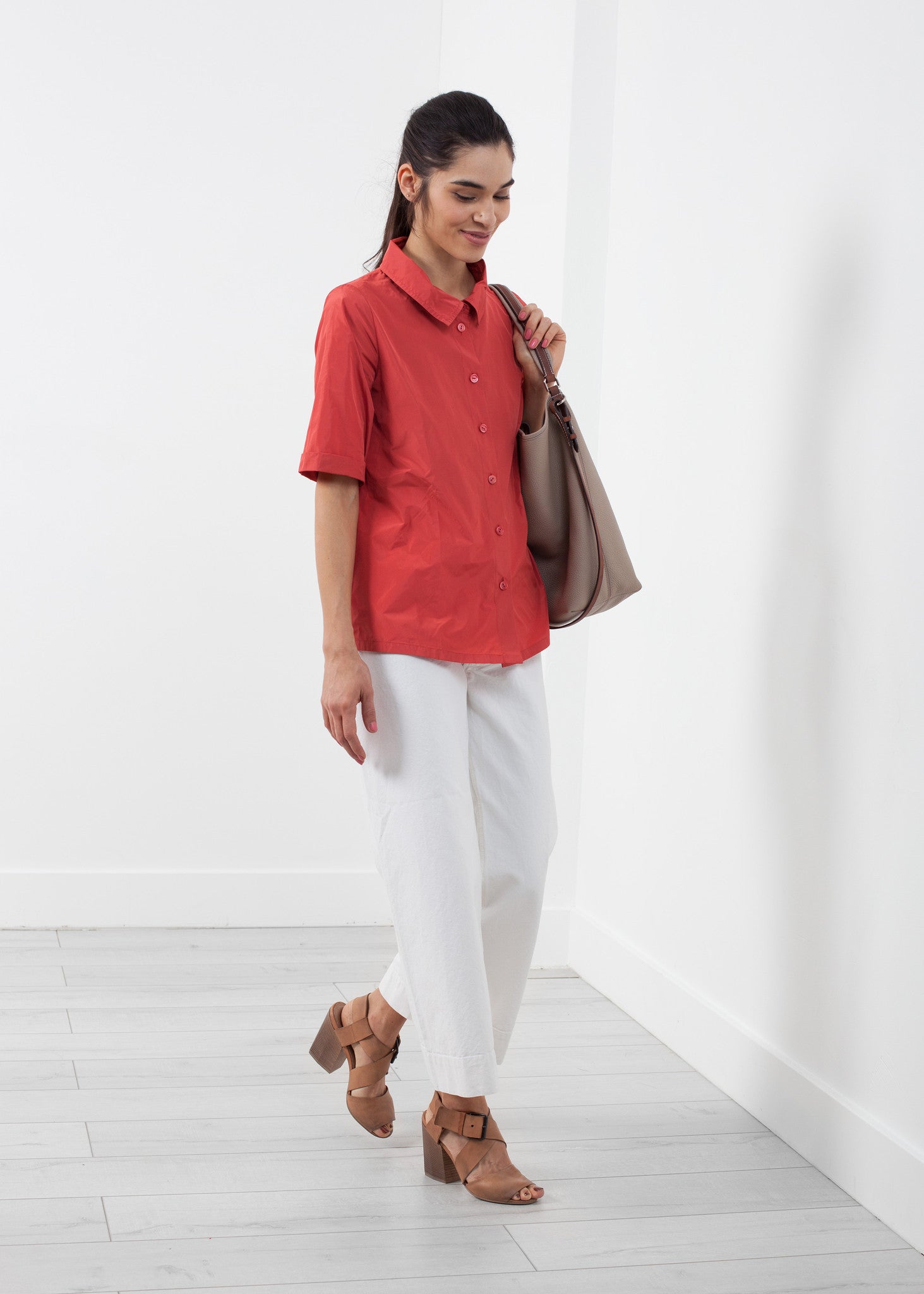 قميص بأكمام قصيرة وأزرار