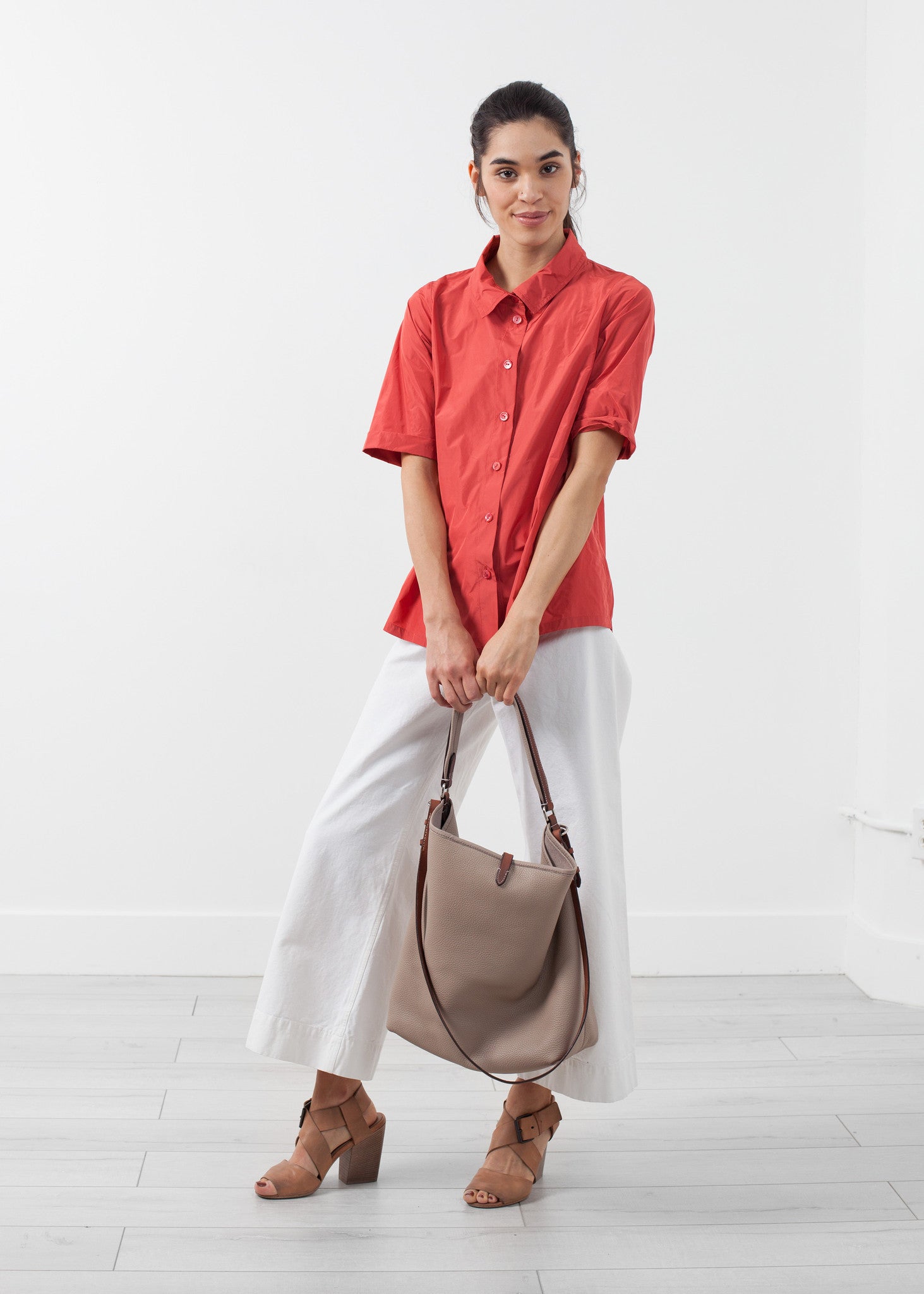 قميص بأكمام قصيرة وأزرار