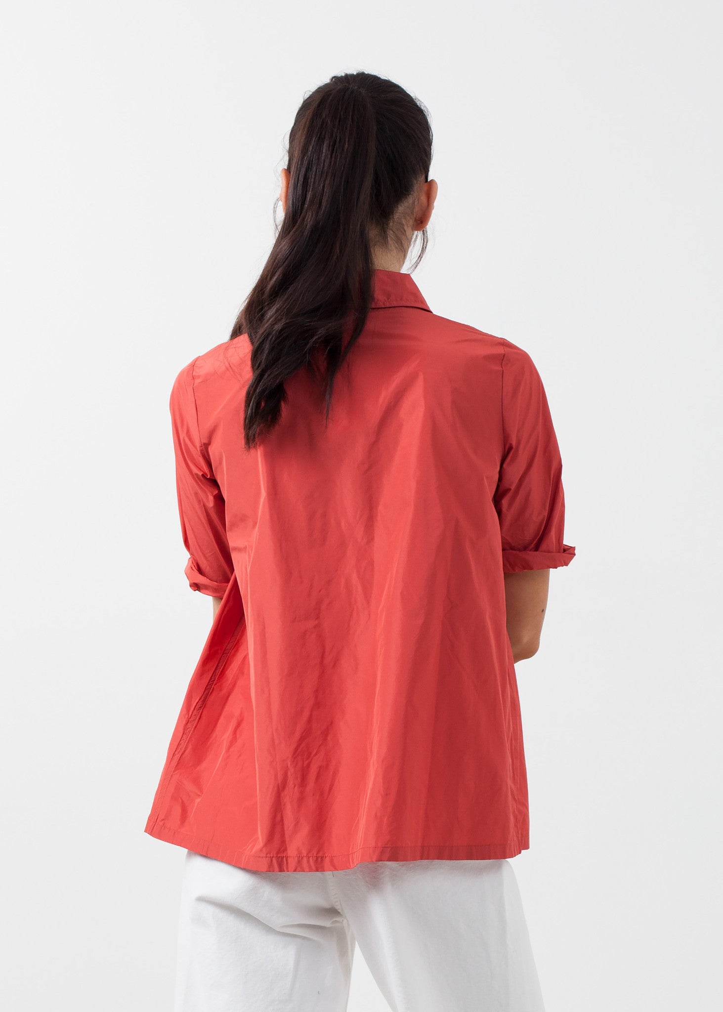 قميص بأكمام قصيرة وأزرار