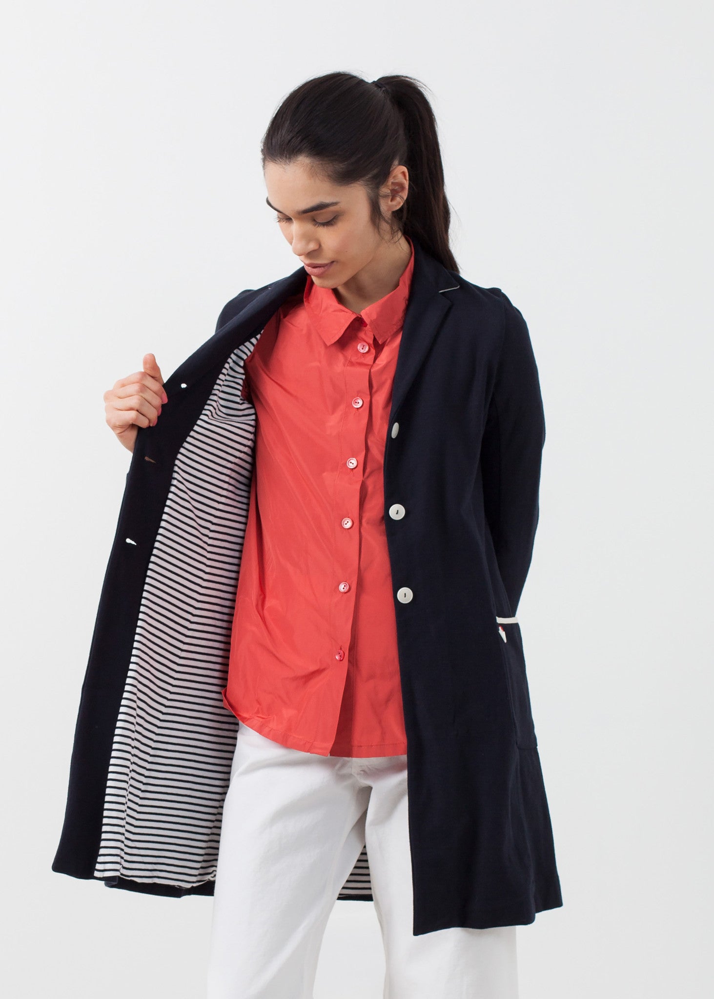 قميص بأكمام قصيرة وأزرار