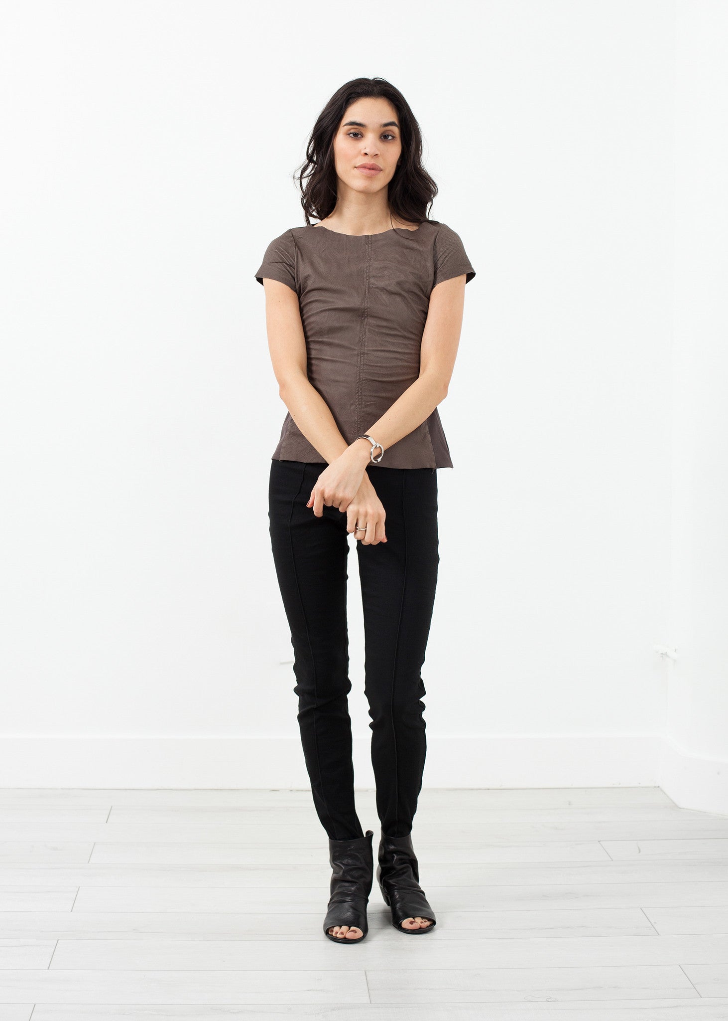 أكمام قصيرة وأزرار