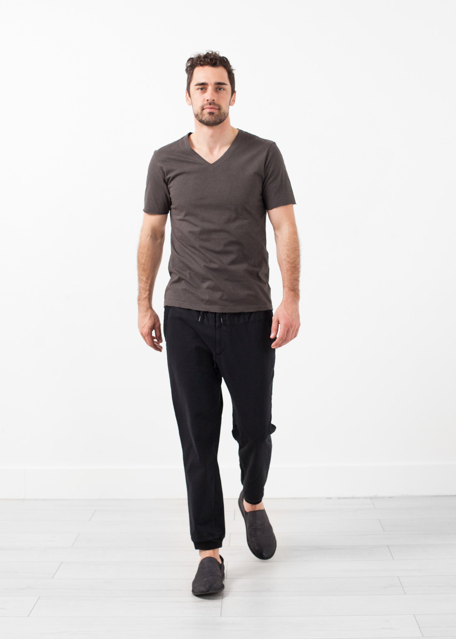 تي شيرت بفتحة رقبة على شكل حرف V