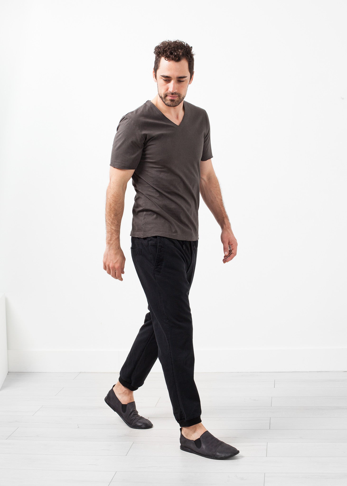 تي شيرت بفتحة رقبة على شكل حرف V