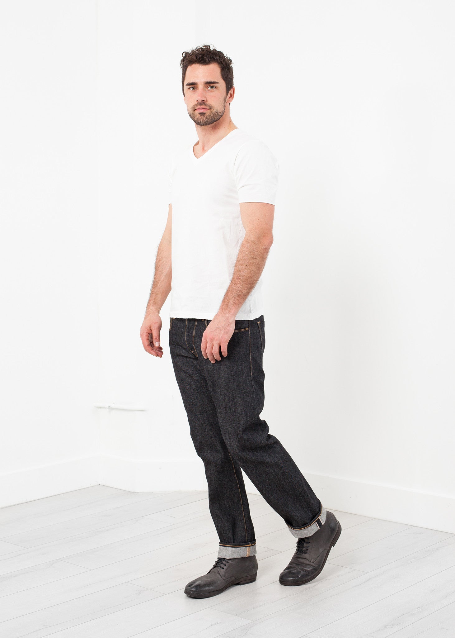 تي شيرت بفتحة رقبة على شكل حرف V