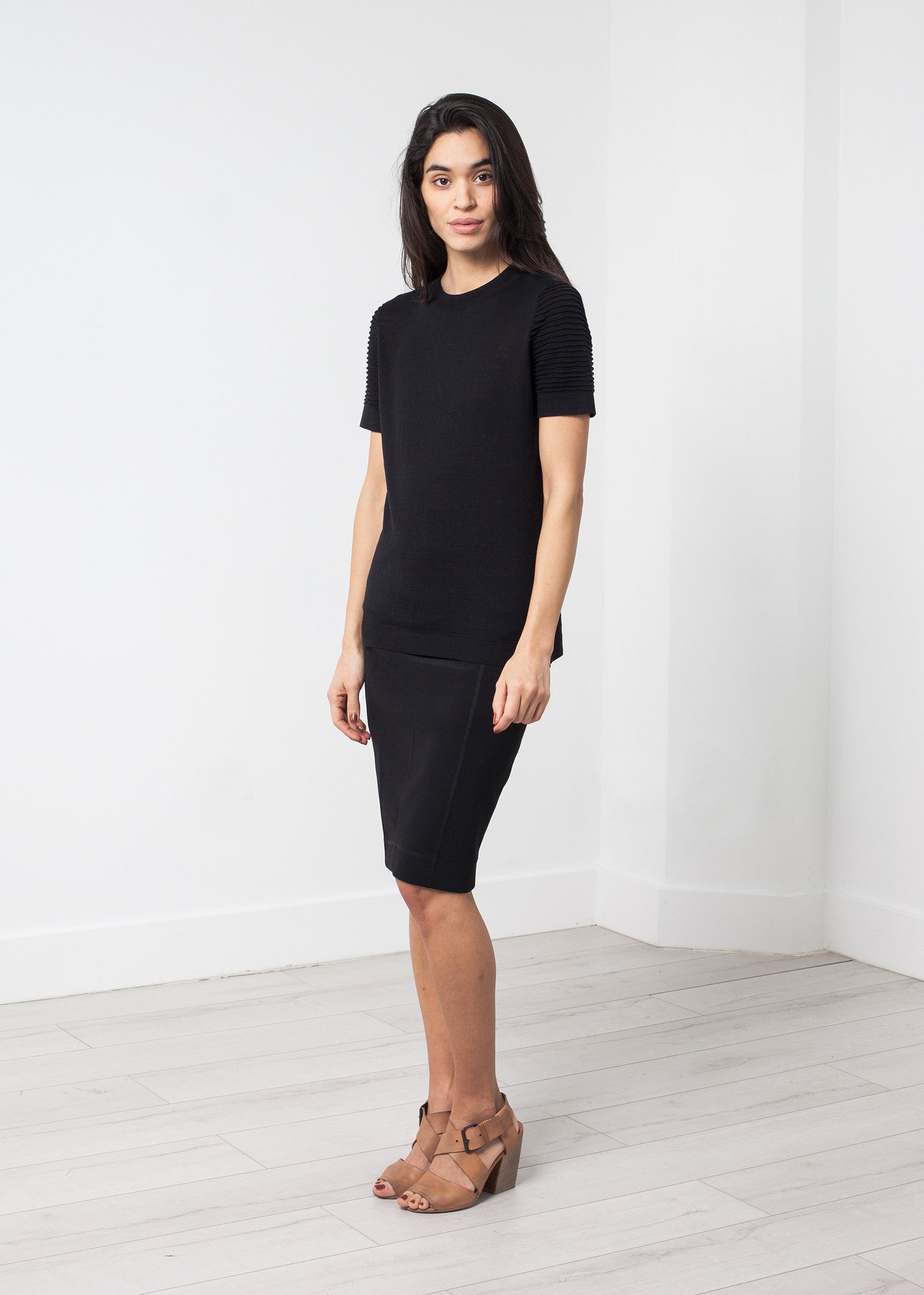 حياكة مضلعة بأكمام قصيرة